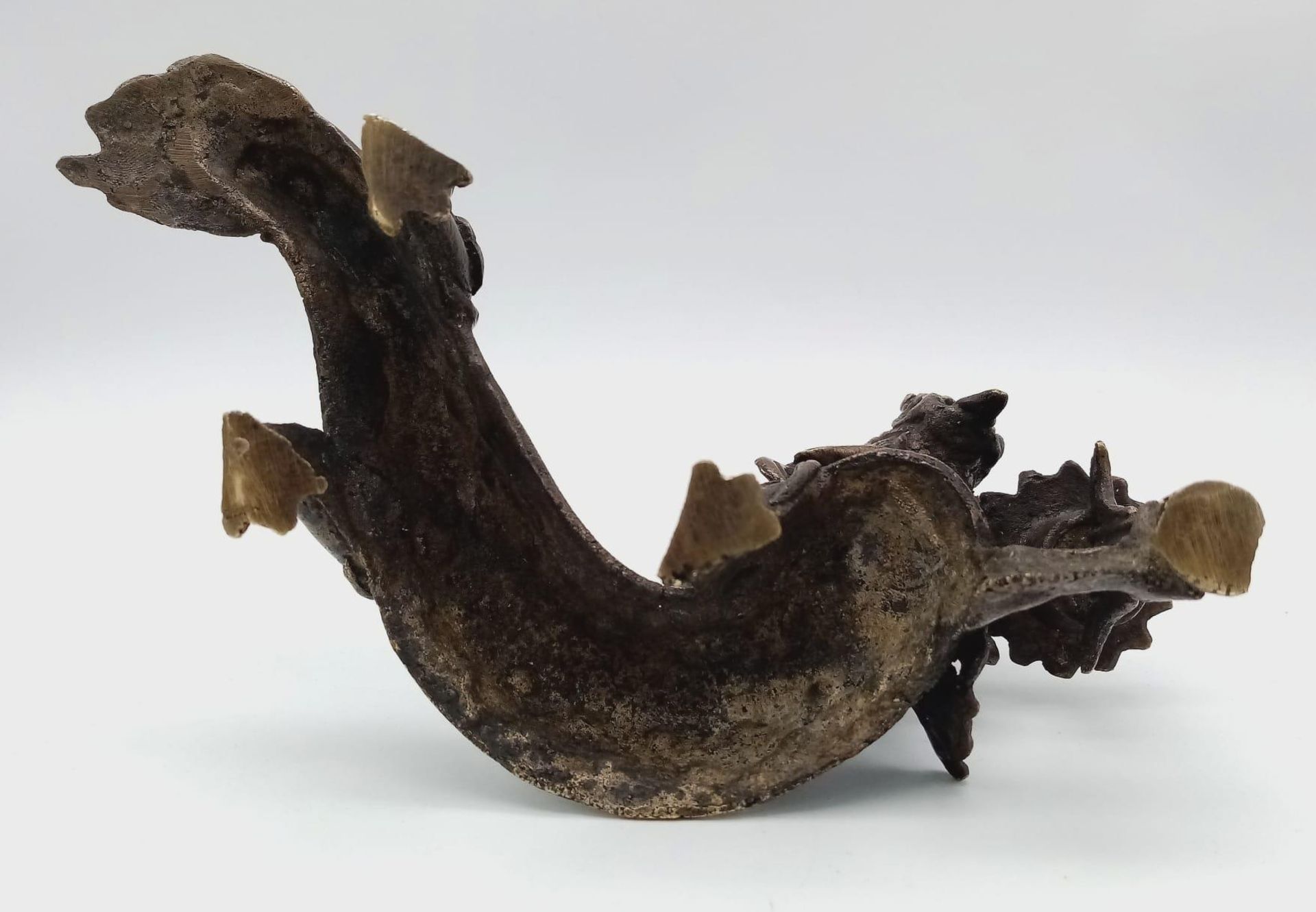 An Antique Chinese Bronze Dragon Candle Holder. Excellent detail and expression - a very unusual - Bild 6 aus 6