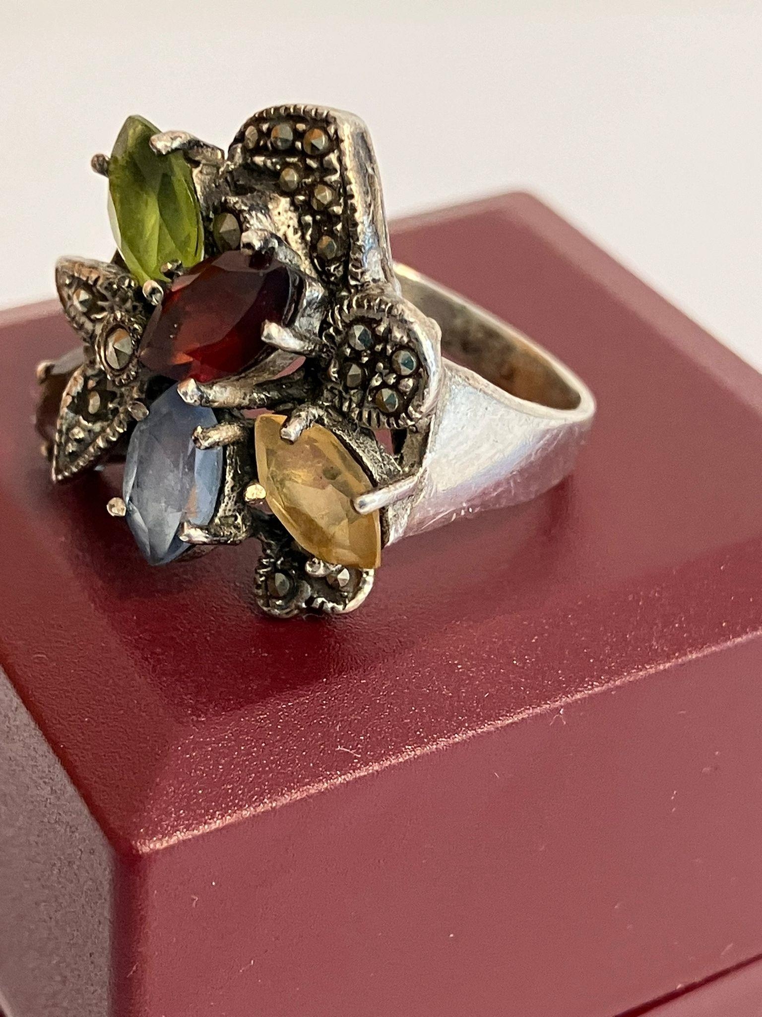 Stunning vintage GEMSTONE & MARCASITE SILVER RING set with Tanzanite, Topaz, Amethyst, Garnet, and - Image 4 of 7