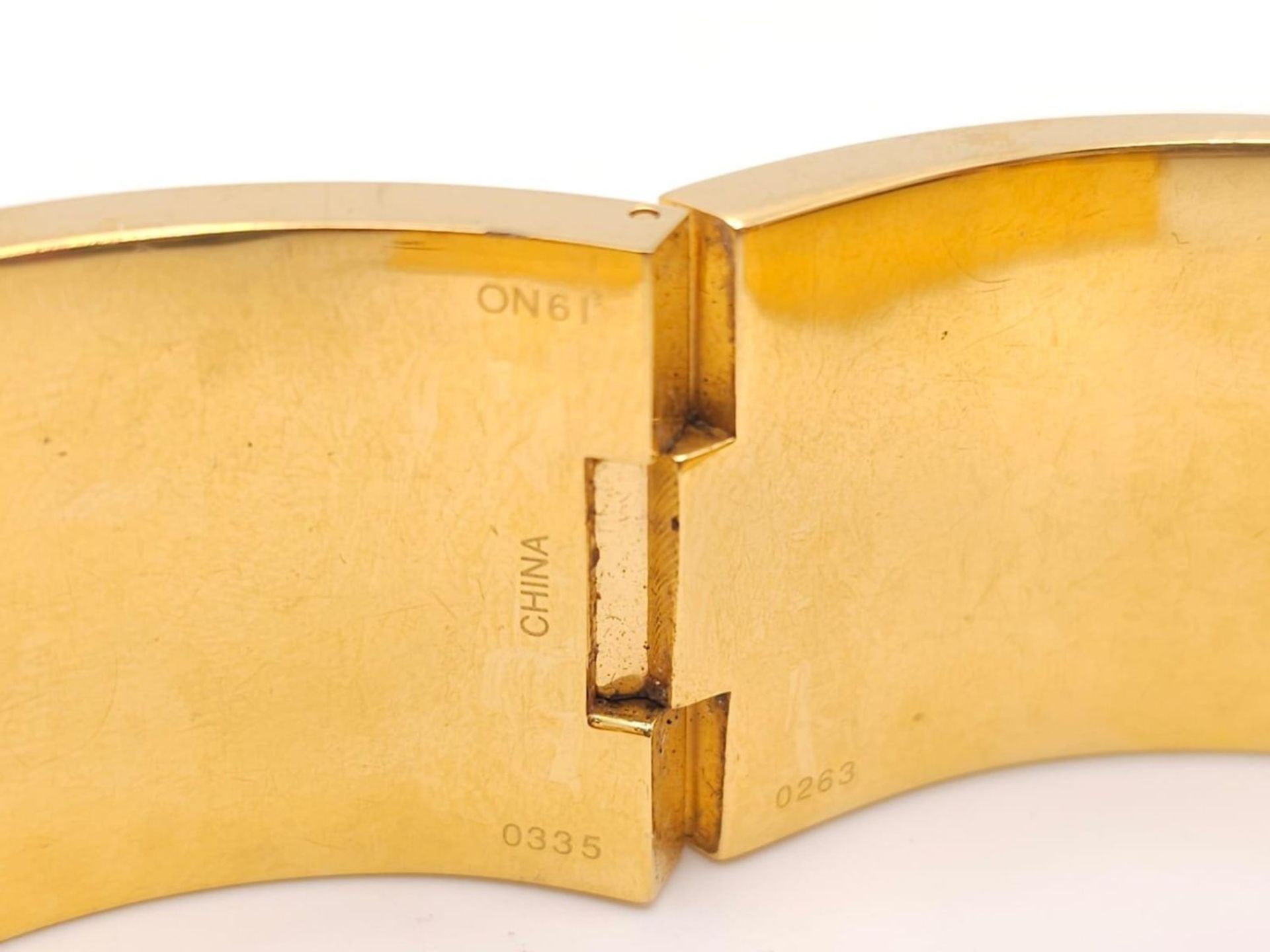A CLIP BANGLE FASHION WATCH BY COACH , WITH QUARTZ MOVEMENT AND SQUARE GOLD TONE DIAL . COMES WITH - Bild 19 aus 24