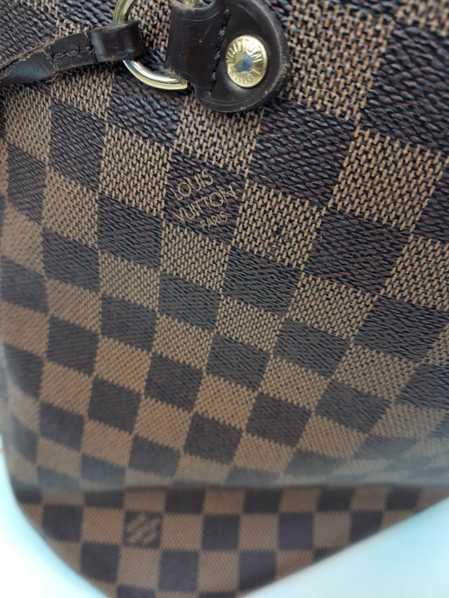 A Louis Vuitton "Neverfull" Damier Ebene Bag. Size MM. Leather Exterior Coated Canvas with gold- - Bild 3 aus 6