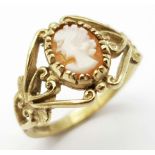 A 9K YELLOW GOLD CAMEO SET RING. 2.8G. SIZE L.