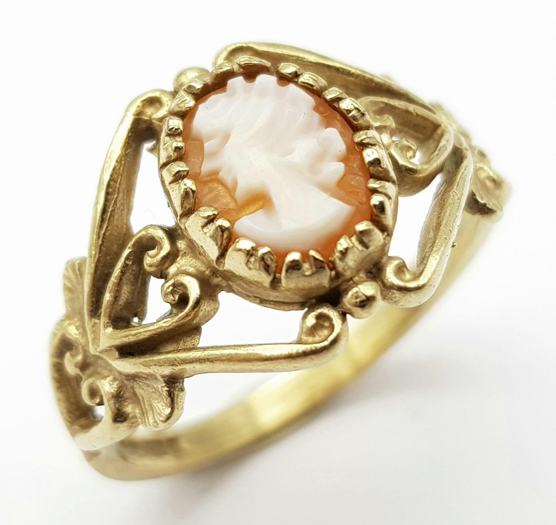 A 9K YELLOW GOLD CAMEO SET RING. 2.8G. SIZE L.