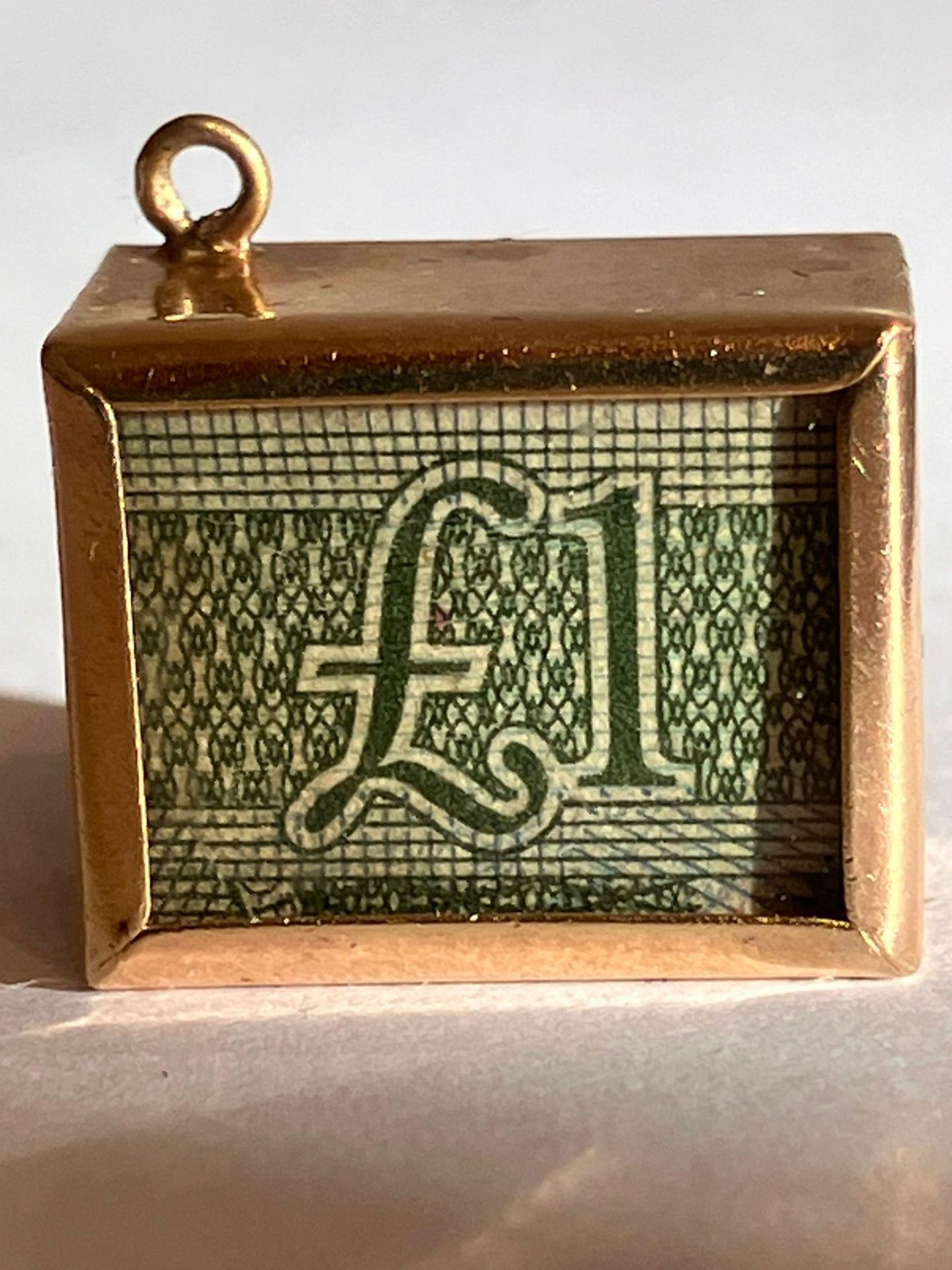 Vintage 9 carat GOLD CHARM Consisting a folded (£1) pound note in a windowed 9 carat GOLD case. Full - Bild 2 aus 2