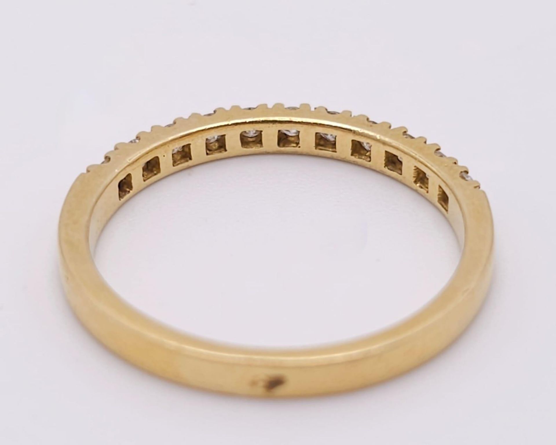 An 18 K yellow gold ring with a band of round cut diamonds, size: N, weight: 2.4 g. - Bild 6 aus 10