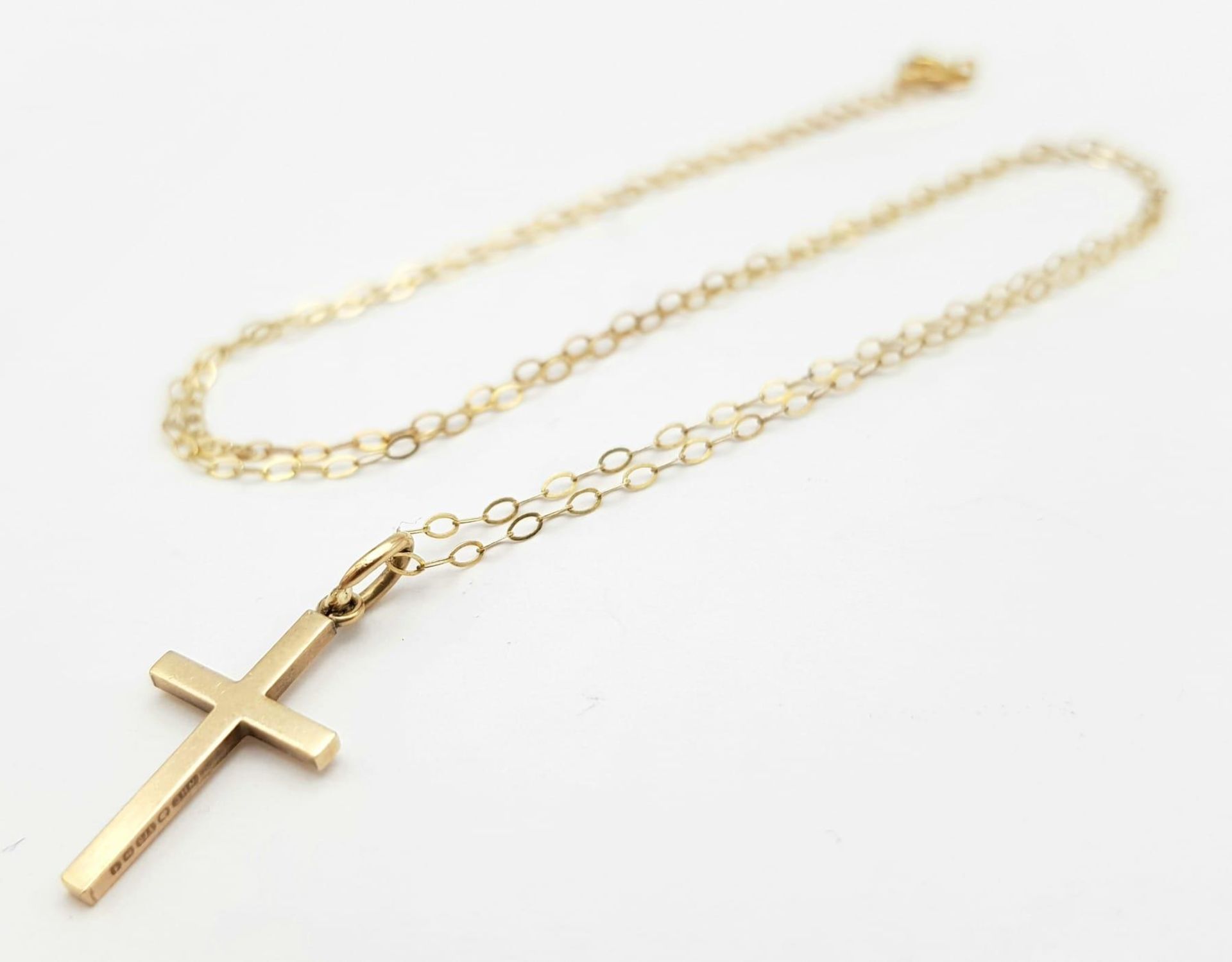 9k yellow gold cross pendant on 16" belcher chain, total weight 0.9g