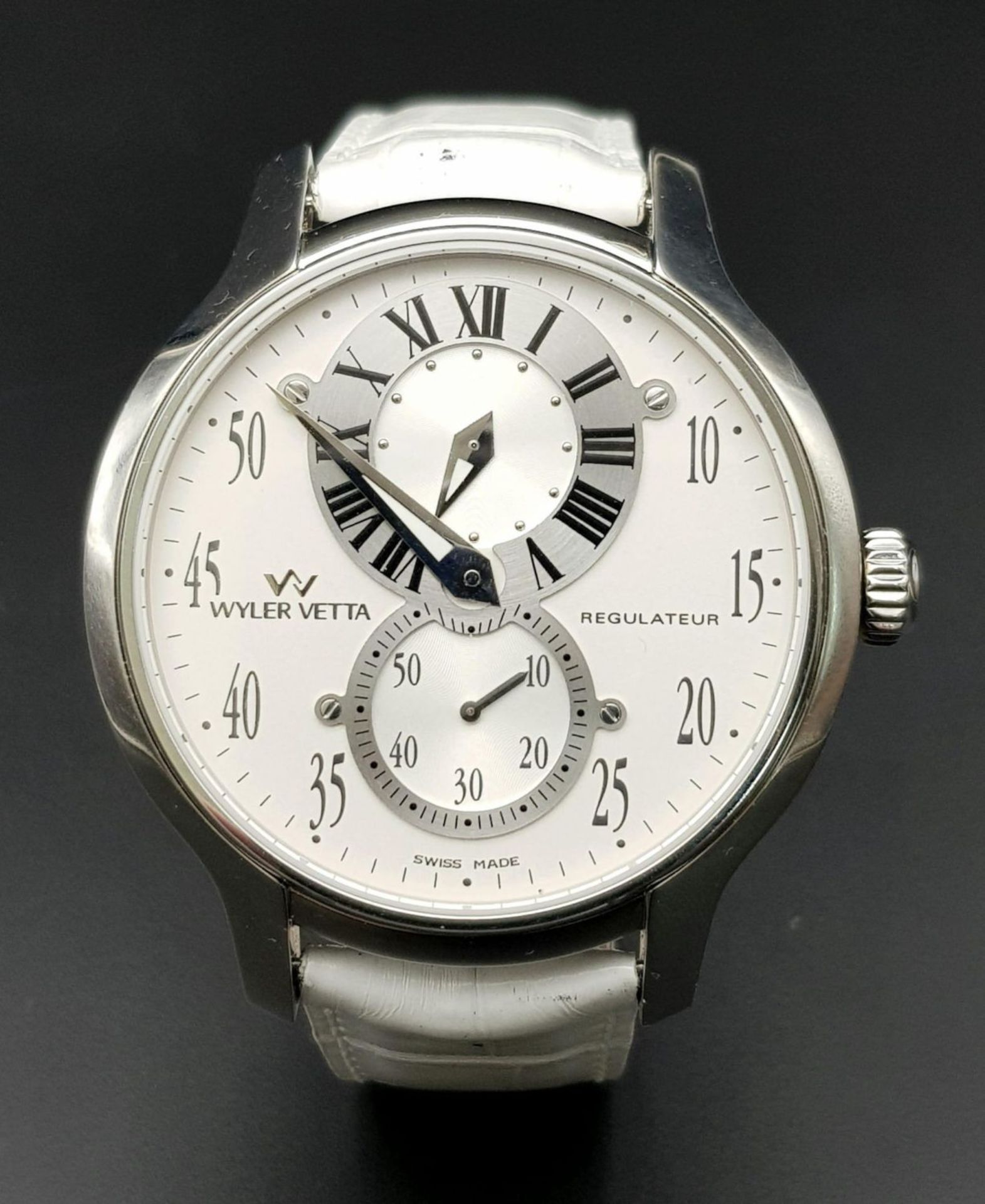 A Wyler Vetta Regulateur Quartz Gents Watch. White leather strap. Stainless steel case - 44mm. White - Bild 5 aus 20