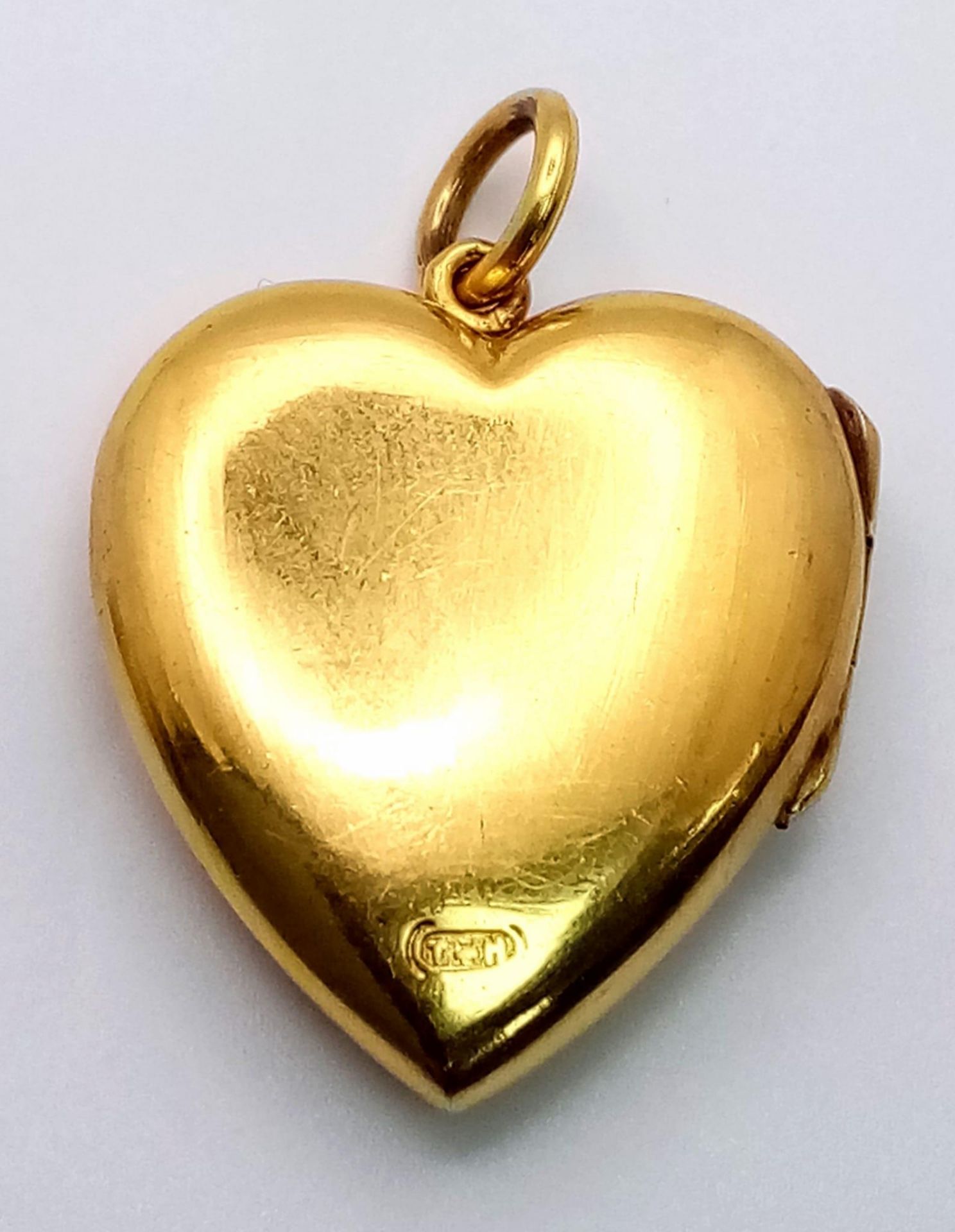 A p K yellow gold heart shaped locket with engraved front. Height (with bail): 32 mm, weight: 8 g. - Image 3 of 5