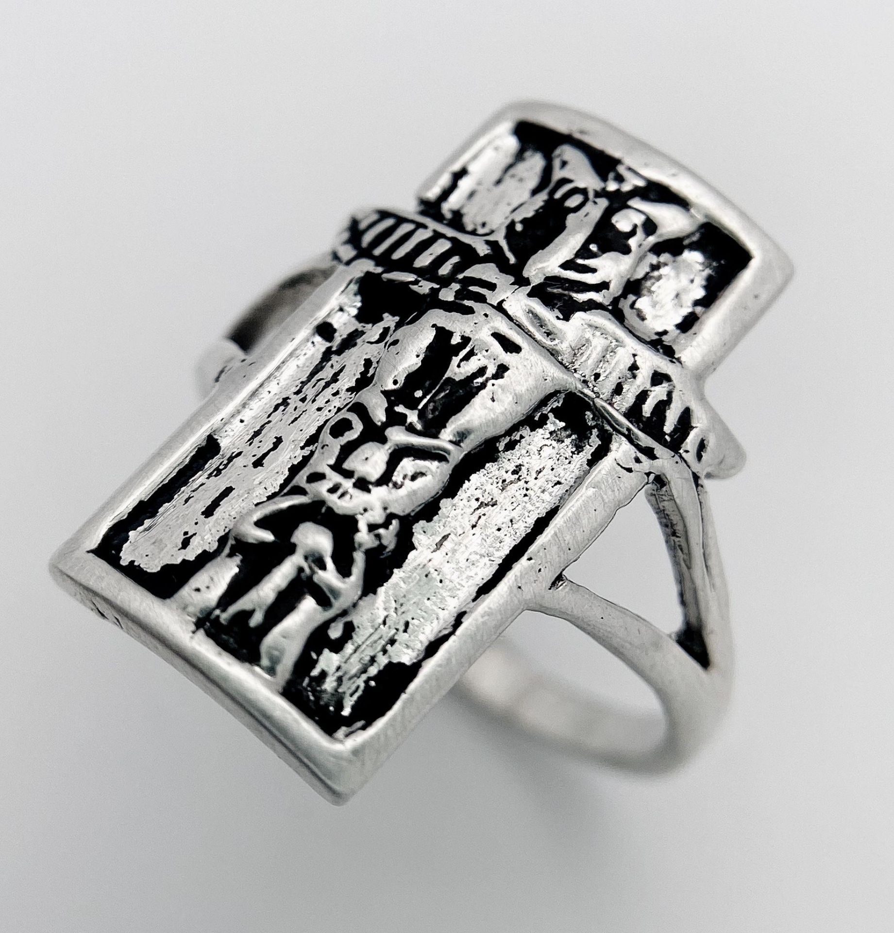 A Vintage Silver Totem Pole Detailed Native American/ Ethnic Totem Pole Ring Size N. The Crown - Image 5 of 9