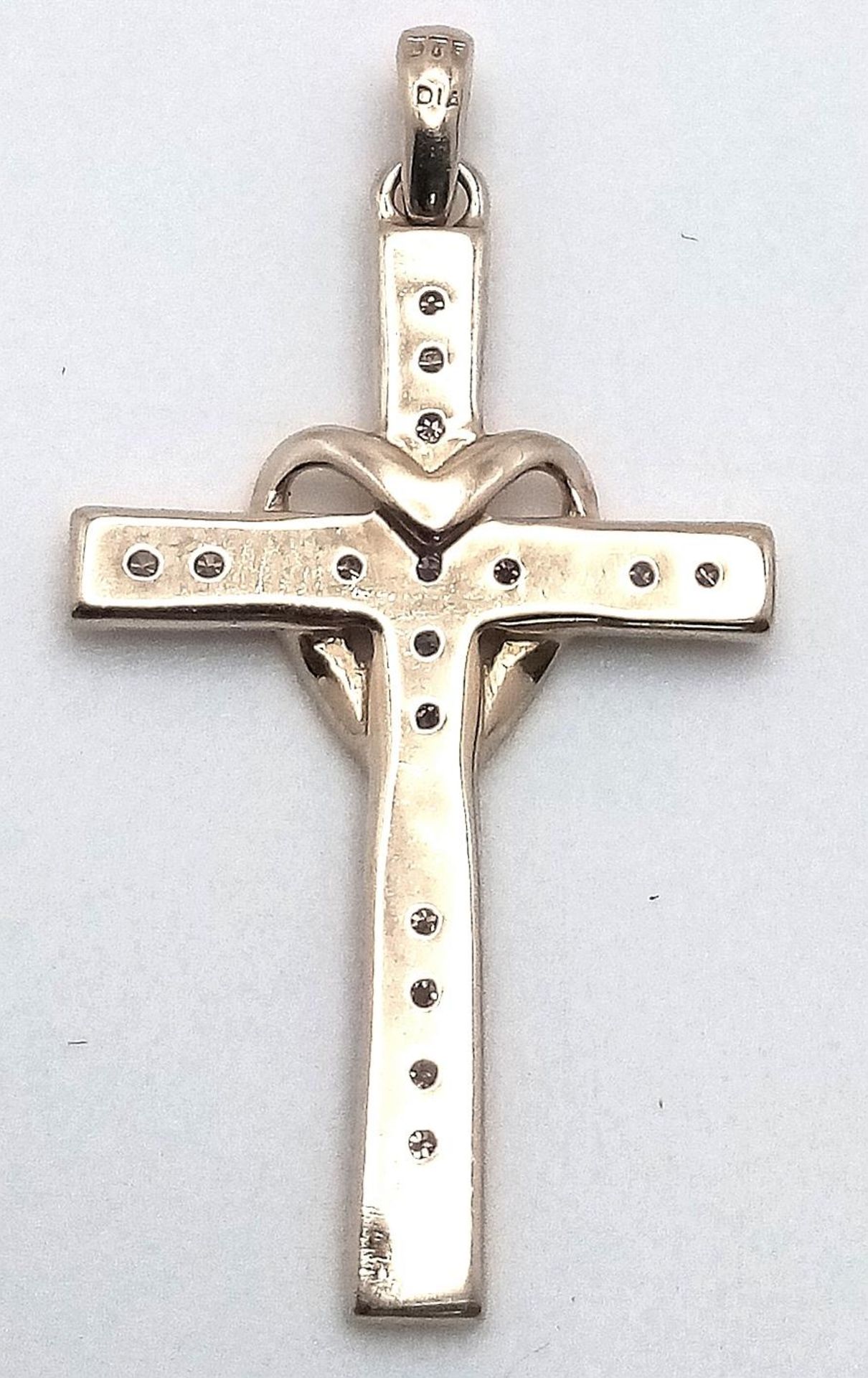 A 9K YELLOW GOLD DIAMOND SET CROSS WITH HEART OVERLAY DESIGN. 0.10CTW. 1.3G. - Image 5 of 7