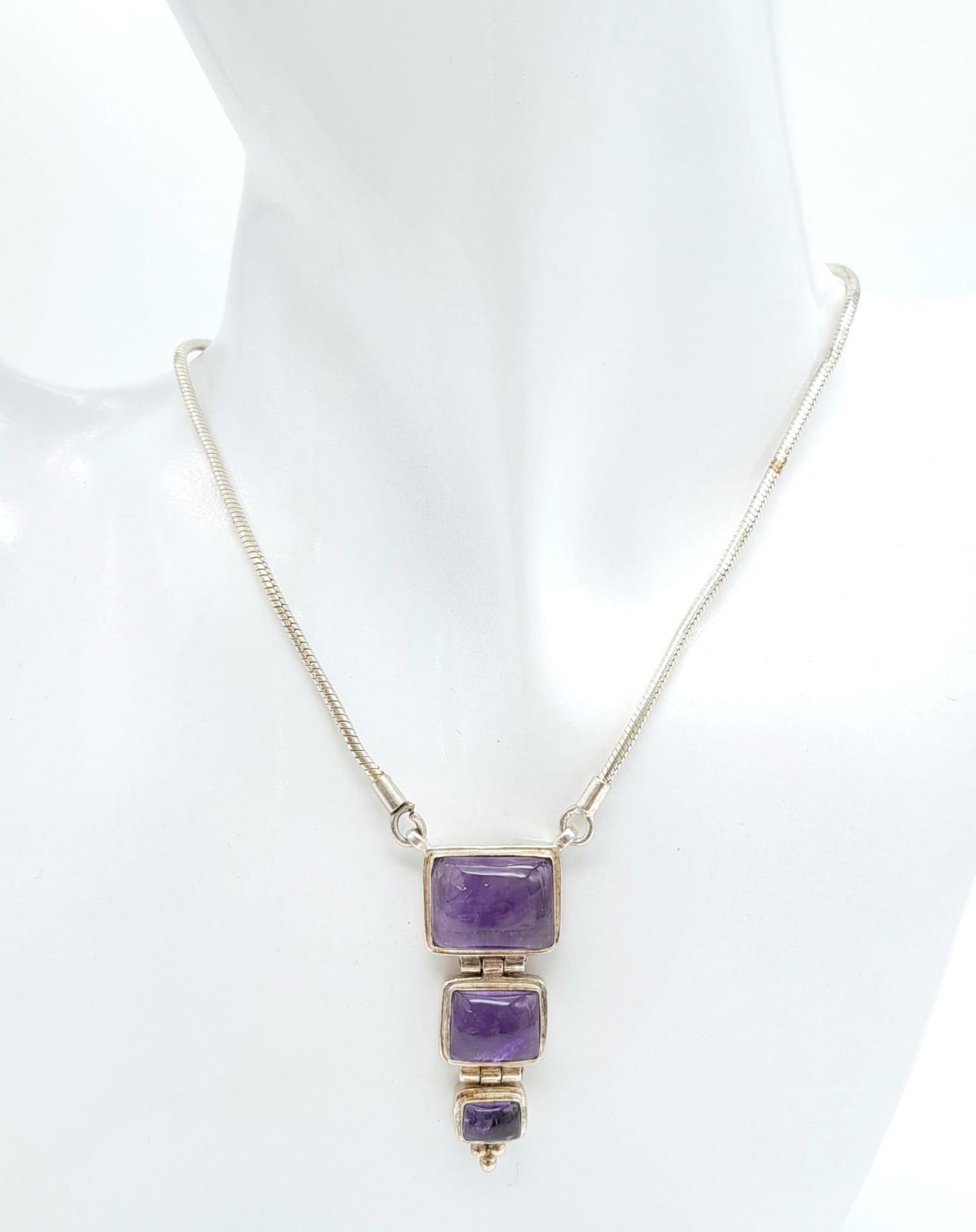 A Vintage Sterling Silver, Graduating Size, Amethyst Set Necklace. 40-43cm Length. Gross Weight 19.