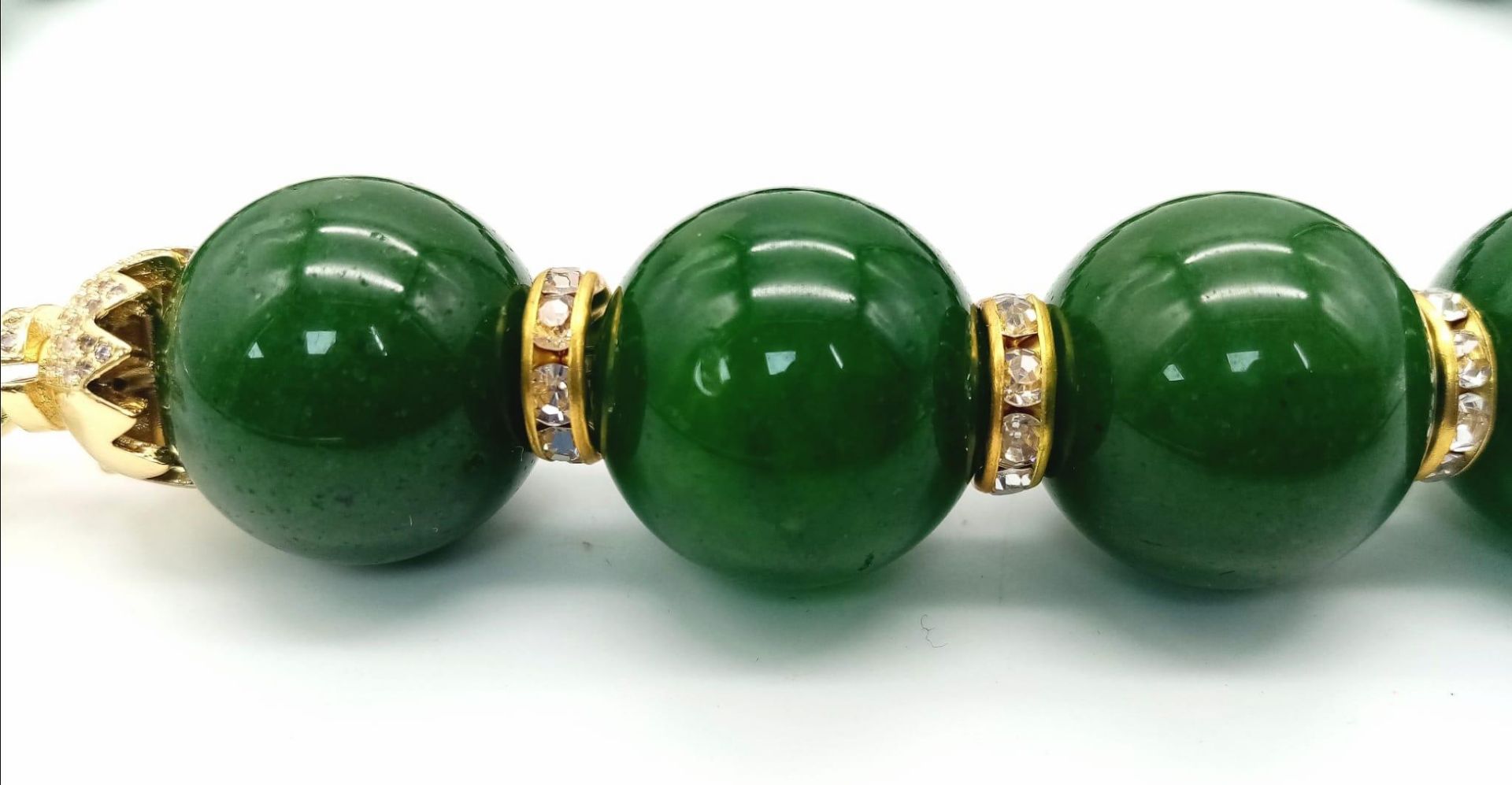 An excellent quality, large beaded (20 mm diameter), spinach green jade necklace and earrings set - Bild 4 aus 5