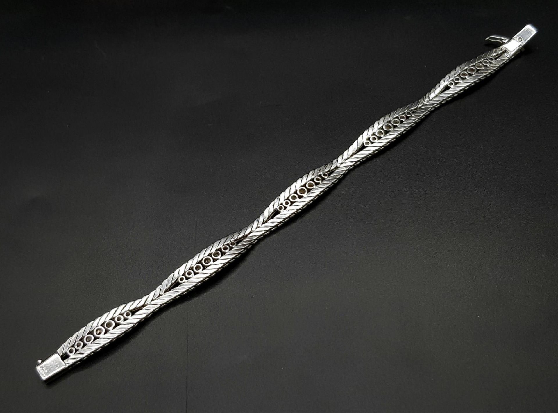 A Head-Turning 18K White Gold and Diamond Bracelet. Five waves of double-ended graduating - Bild 11 aus 13