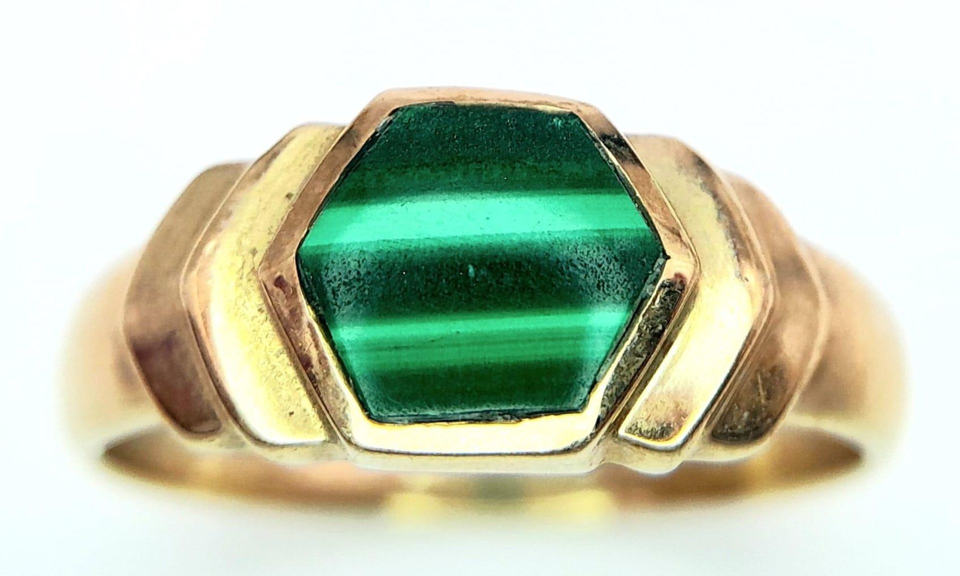 A 9K YELLOW GOLD MALACHITE SET RING. 3.5G. SIZE S. - Bild 2 aus 6