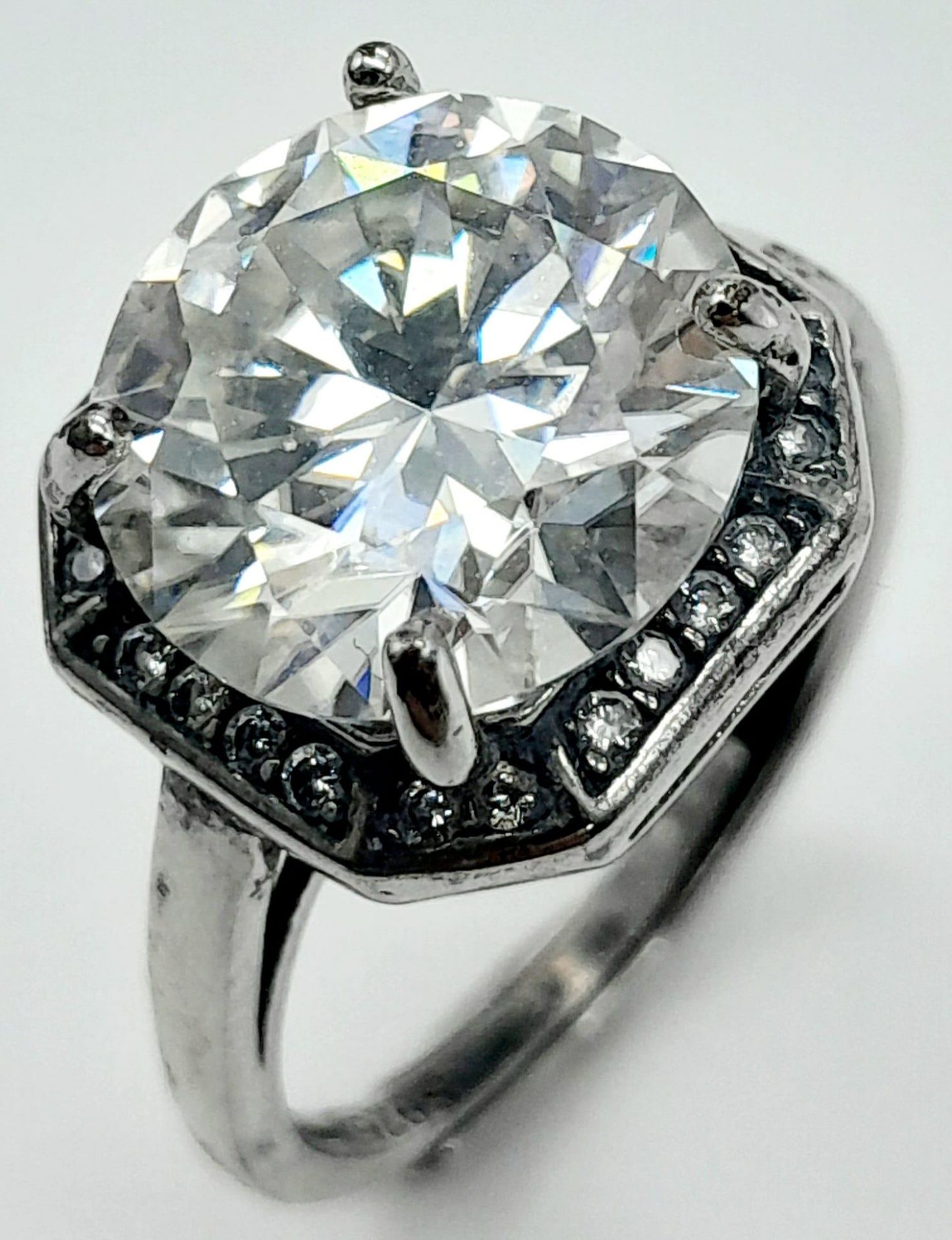 A 5ct Brilliant Round Cut White Moissanite Ring - Set in 925 silver. Size M. Comes with a GRA