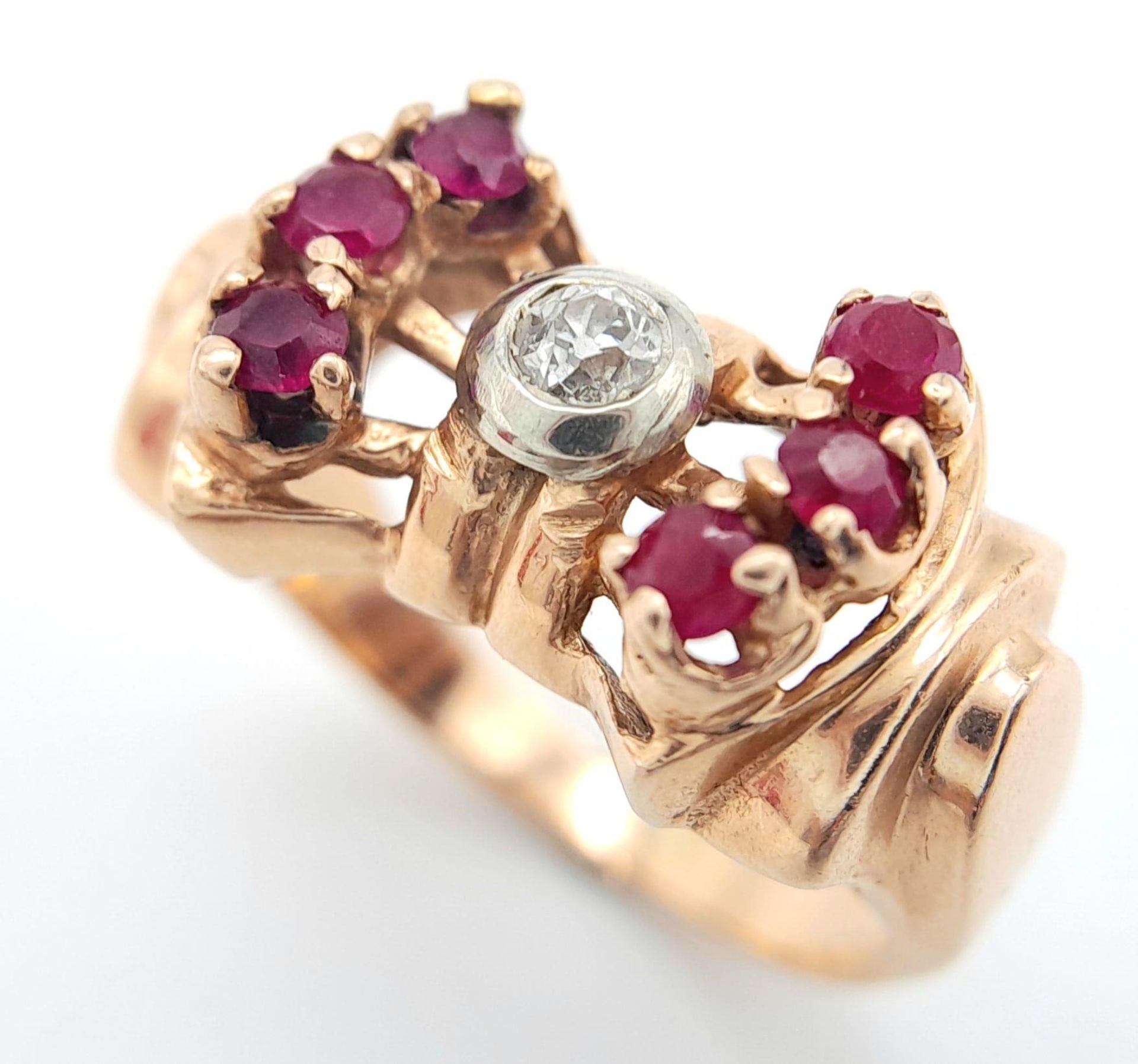 A 14K ROSE GOLD DESIGNER RING WITH CENTRAL DIAMOND FLANKED BY RUBIES . 8.1gms size L - Image 3 of 7