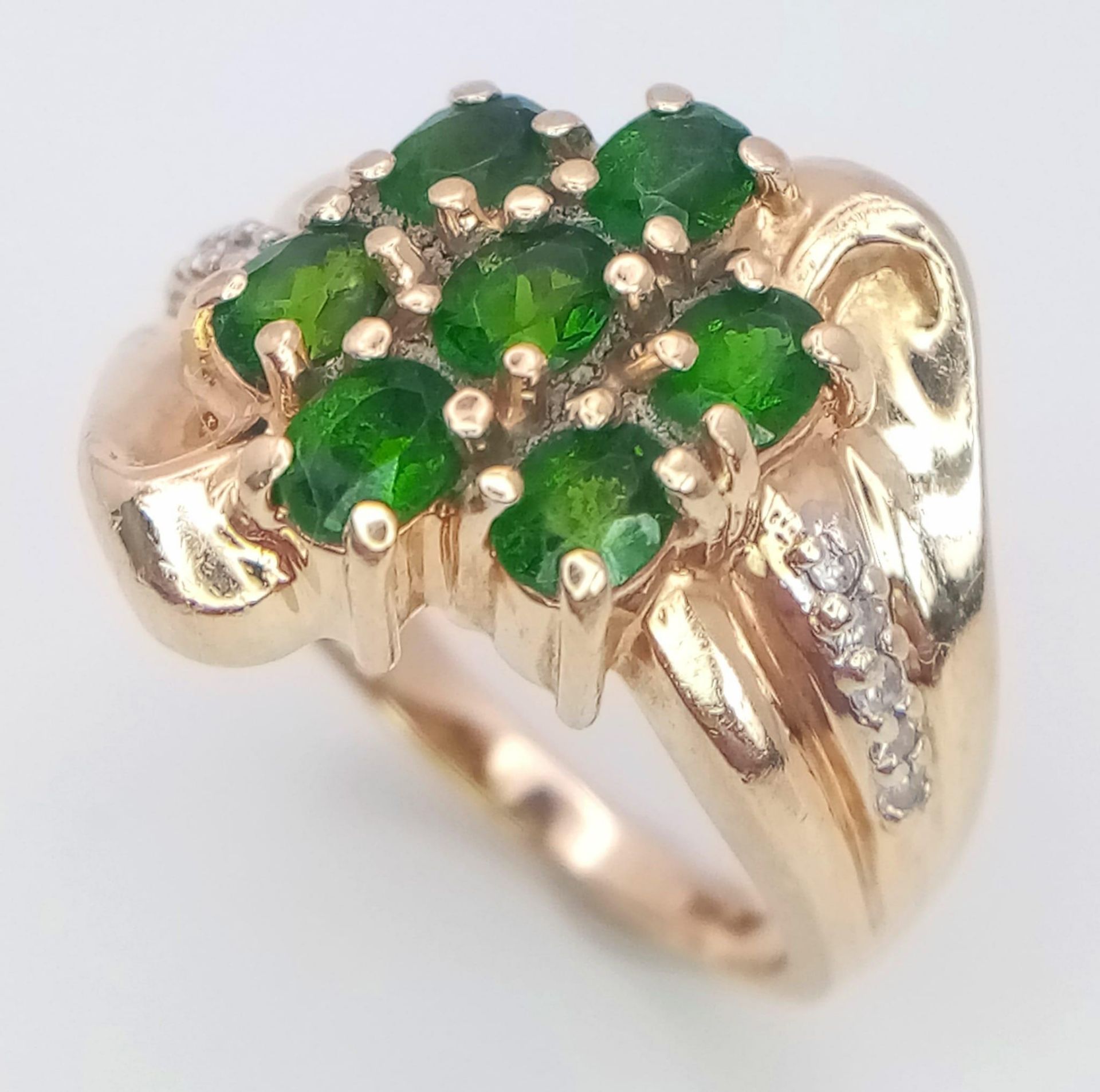 A 14K Yellow Gold, Diamond and Green Stone Ring. Size M, 6.5g total weight. Ref: SC 7073 - Image 3 of 11