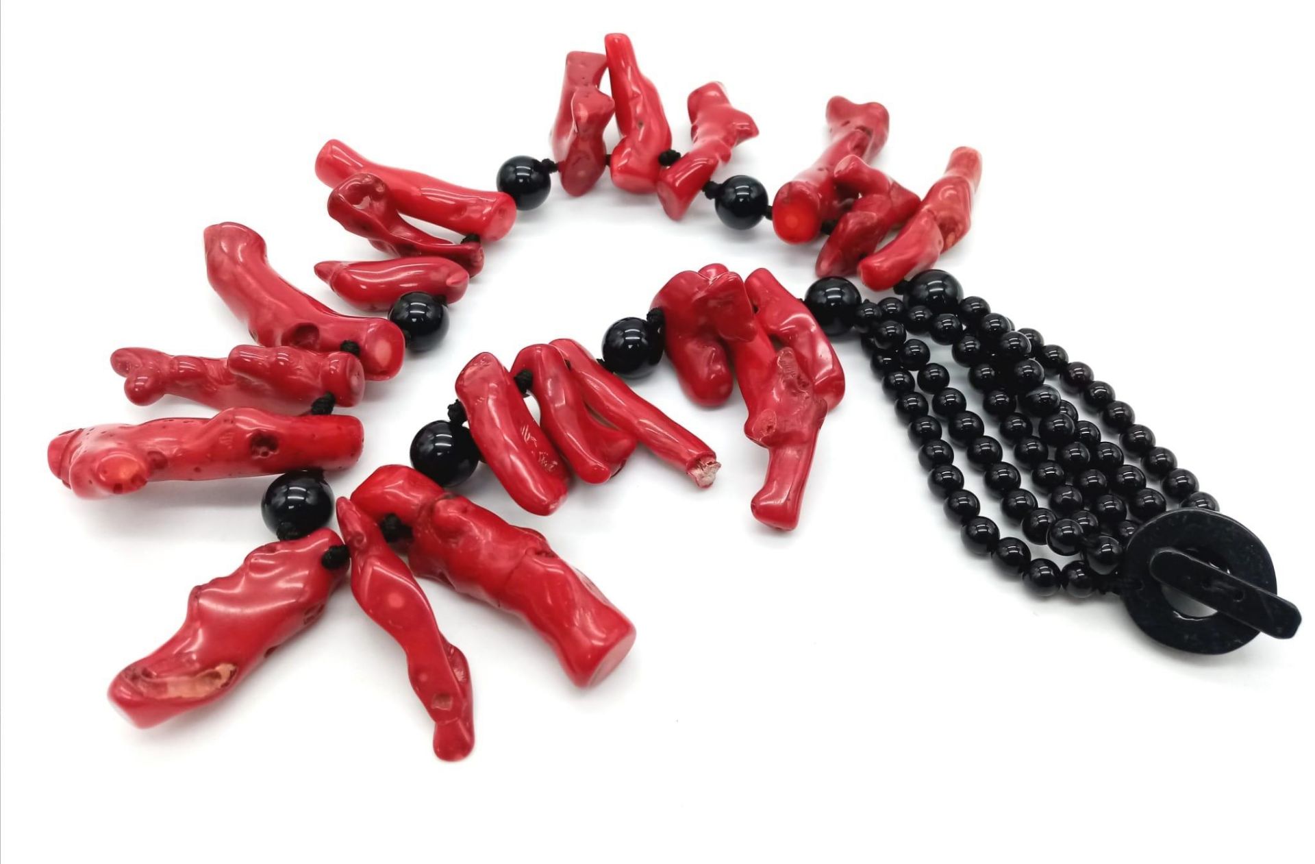 An exotic looking black onyx necklace adorned with large natural red coral pieces from South - Bild 2 aus 4