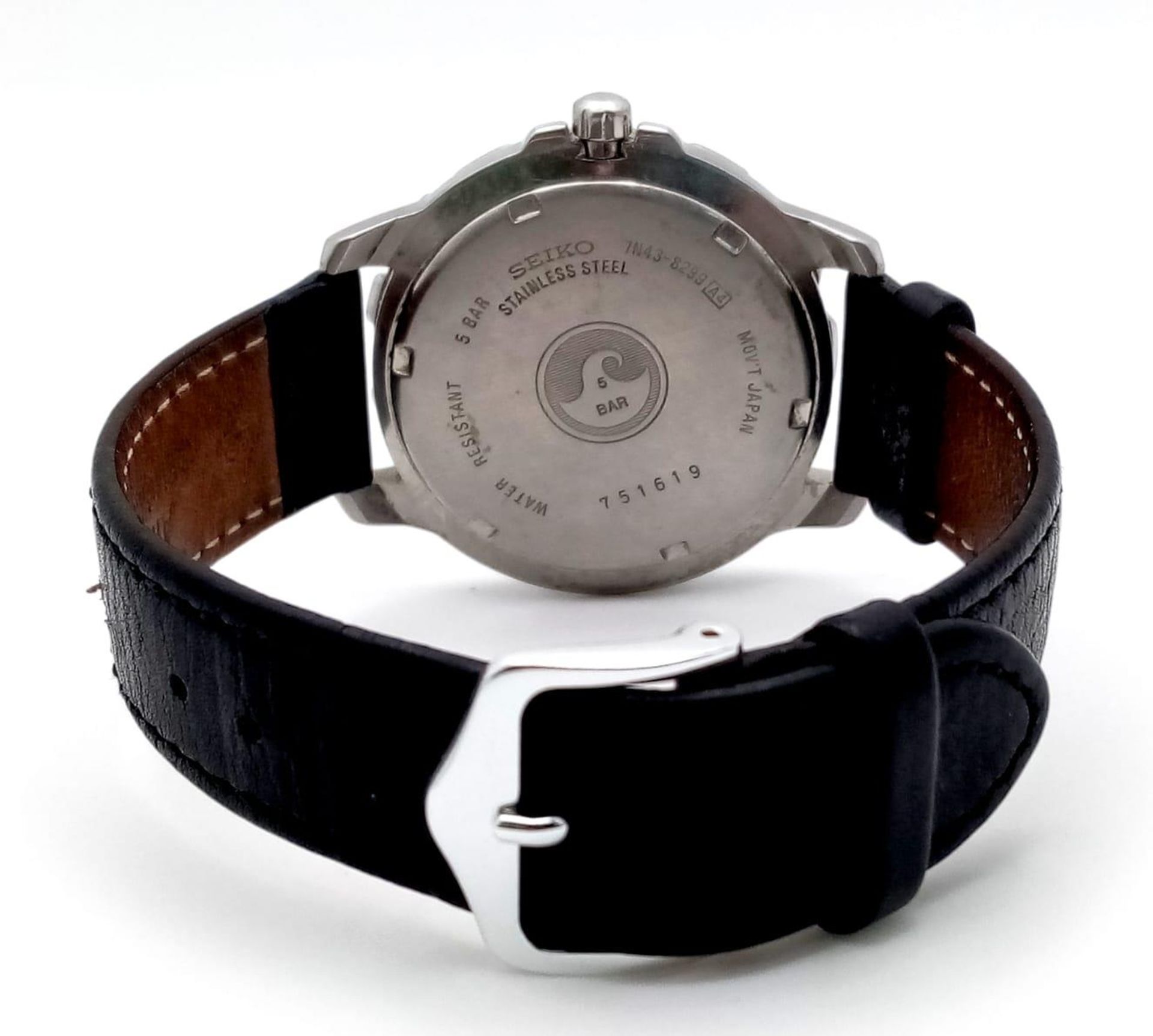 A Vintage Seiko Quartz Gents Watch. Black leather strap. Stainless steel case - 38mm. Blue dial with - Bild 4 aus 5