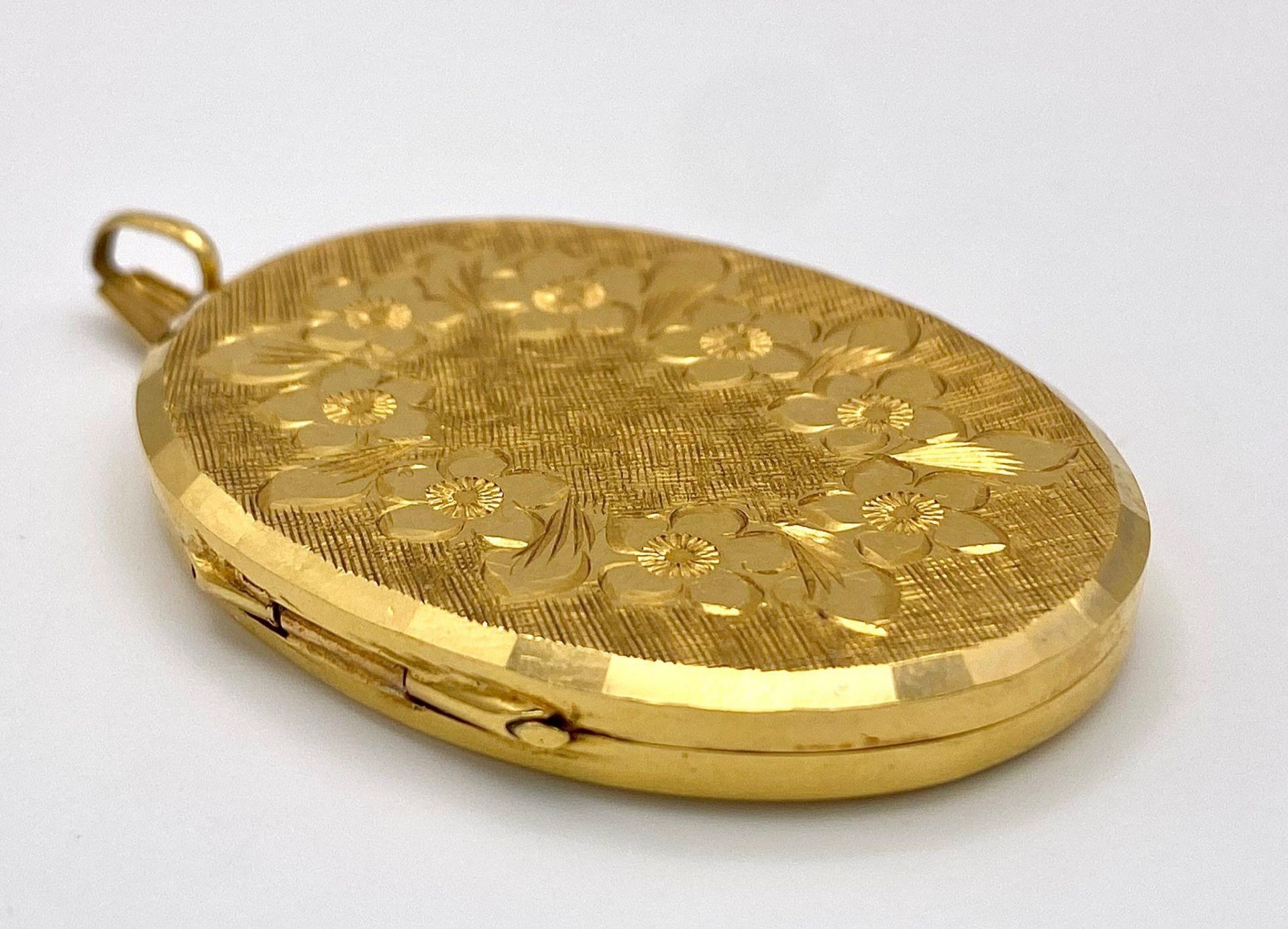 A Large Vintage 9K Yellow Gold Locket Pendant. Classic floral decoration in an oval shape. 6cm. 16. - Bild 3 aus 6