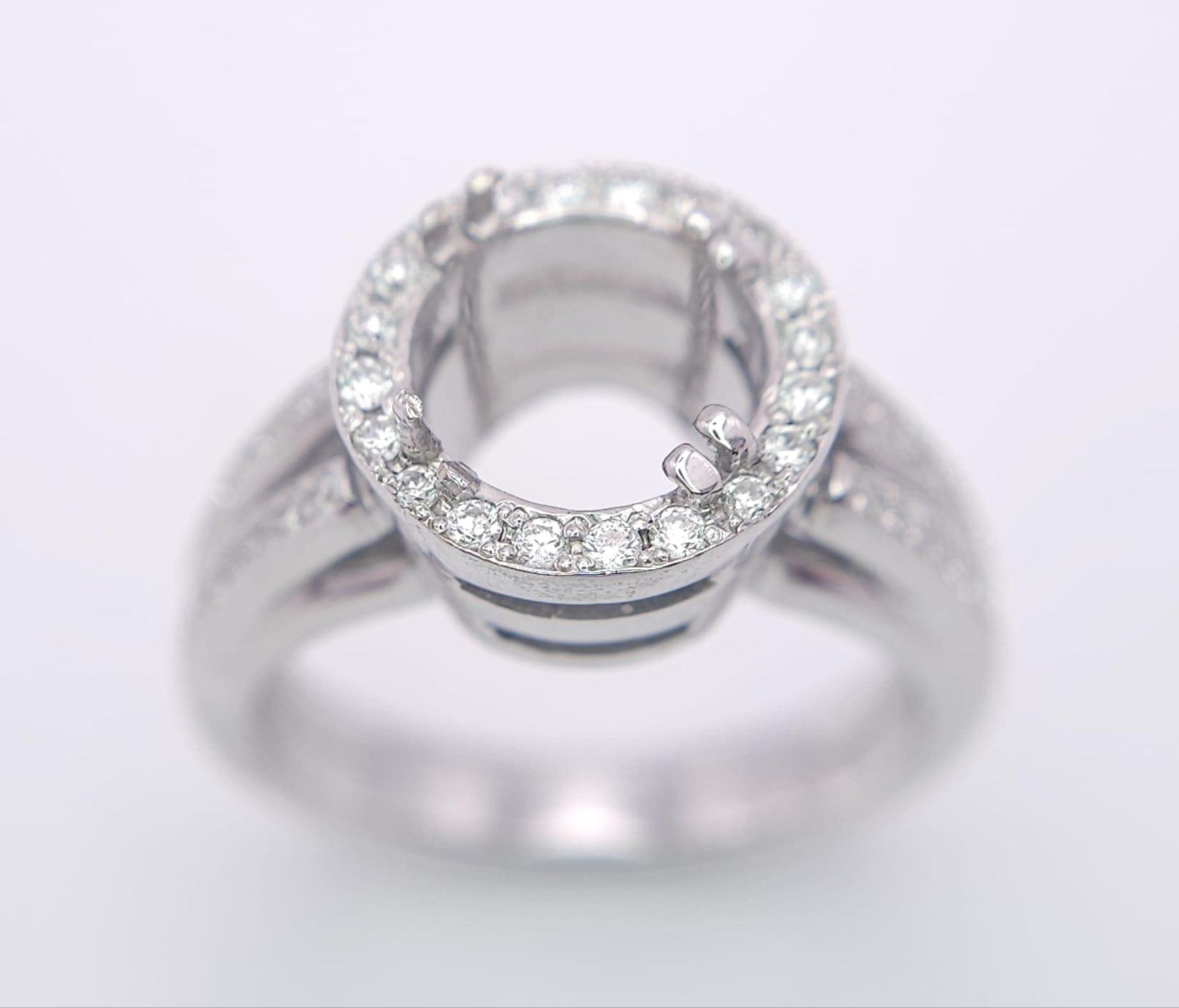 AN 18K WHITE GOLD DIAMOND RING - SET HALO MOUNT WITH DIAMOND SET SPLIT SHOULDERS. SHANK RING MOUNT - Bild 2 aus 8