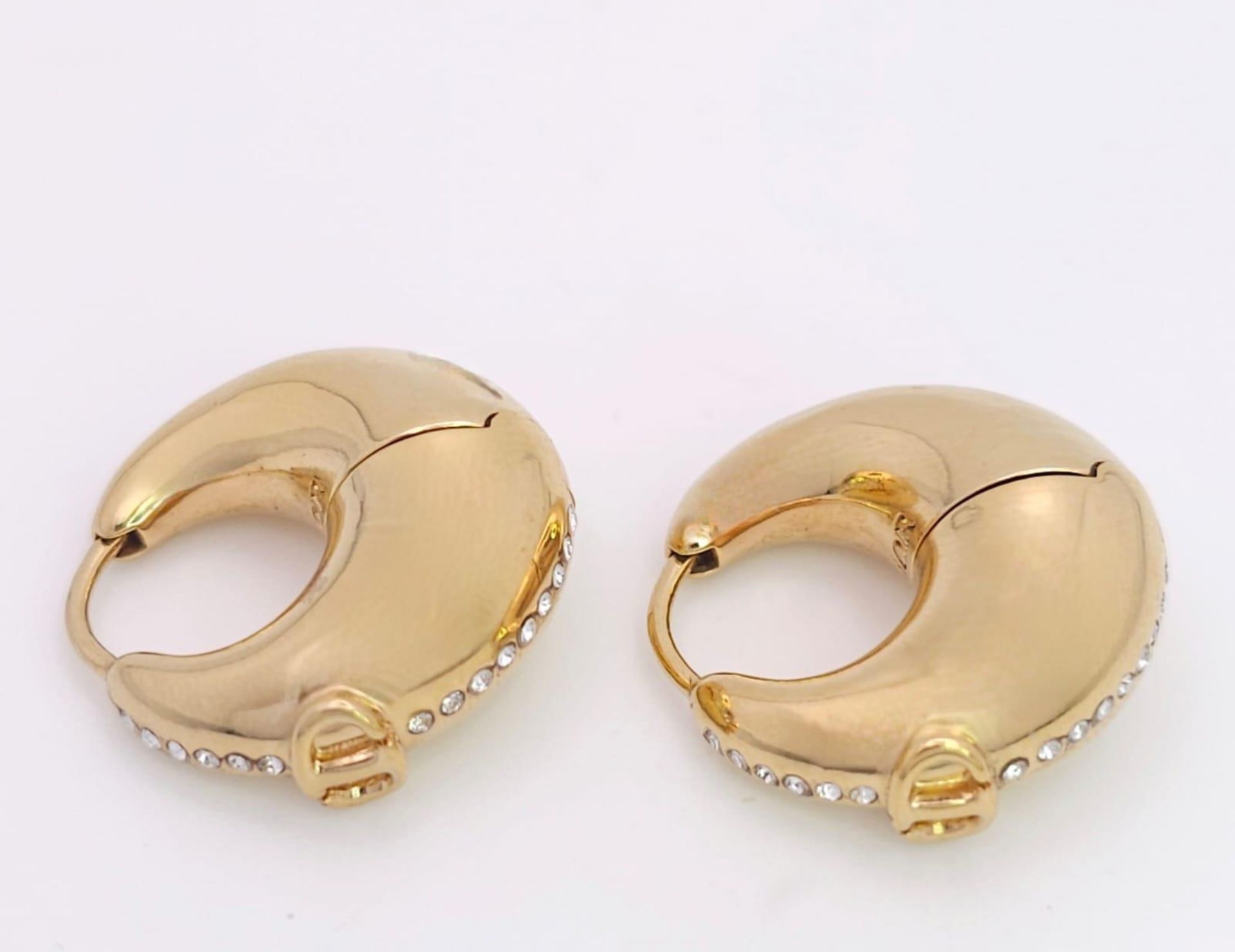 A gold plated DIOR pair of earrings with cubic zirconia. Dimensions: 21 x 22 x 10 mm. - Image 2 of 12