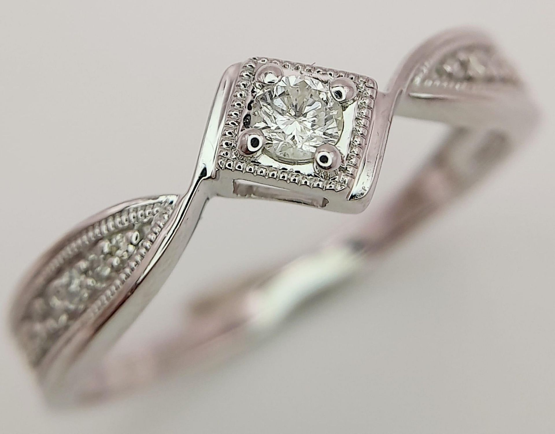 A 9K White Gold Diamond Ring. 0.20ctw, Size R, 2.3g total weight. Ref: 8445 - Bild 2 aus 11