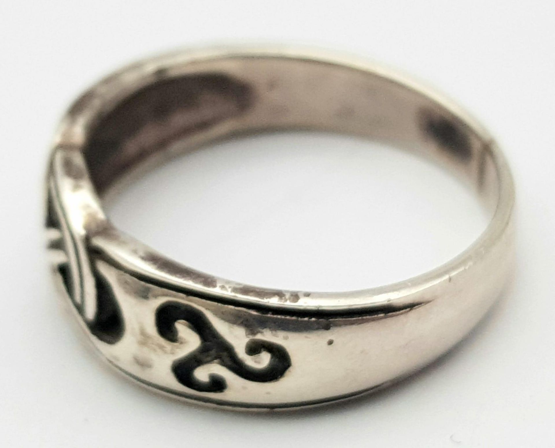 STERLING SILVER CELTIC DESIGN BAND RING, WEIGHT 5.6G SIZE V - Image 4 of 10