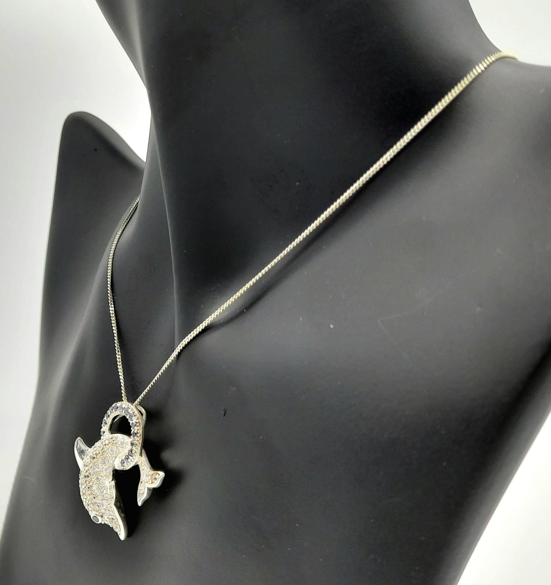 An Unworn Sterling Silver Stone Set Dolphin Pendant Necklace in Presentation Box. 46cm Length. - Bild 4 aus 14