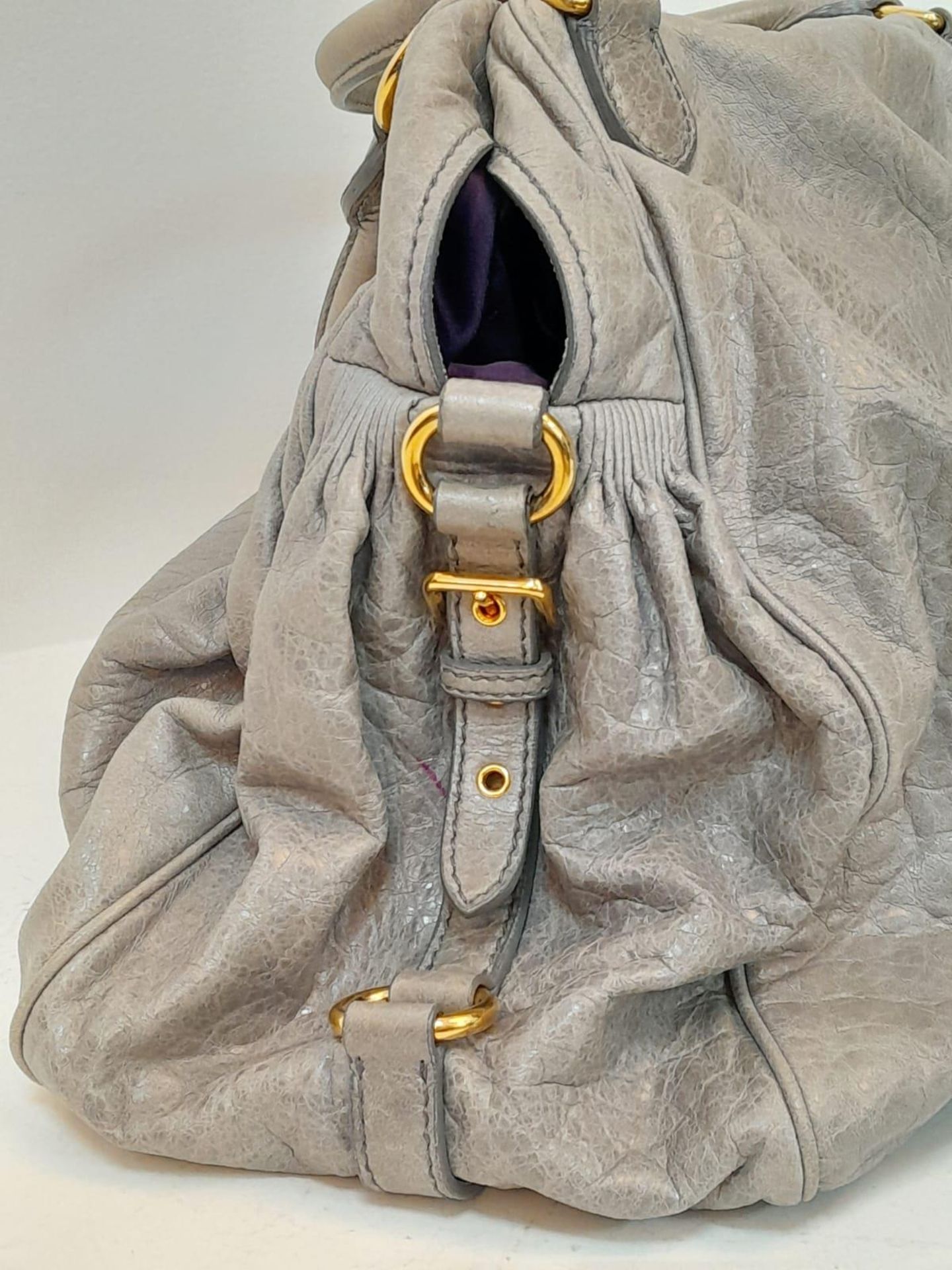 A Miu Miu Vitello Leather Handbag. Textured grey leather exterior with large zipped compartment. - Bild 6 aus 9