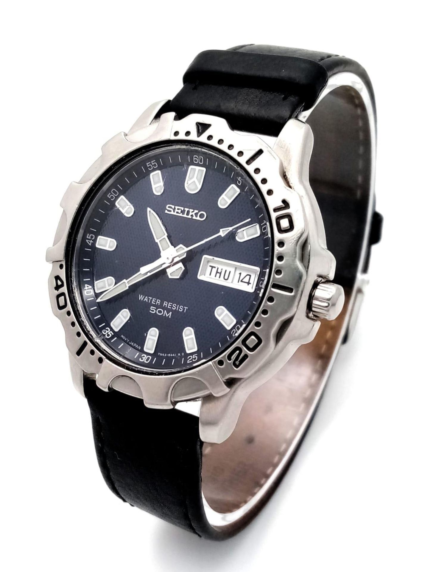 A Vintage Seiko Quartz Gents Watch. Black leather strap. Stainless steel case - 38mm. Blue dial with