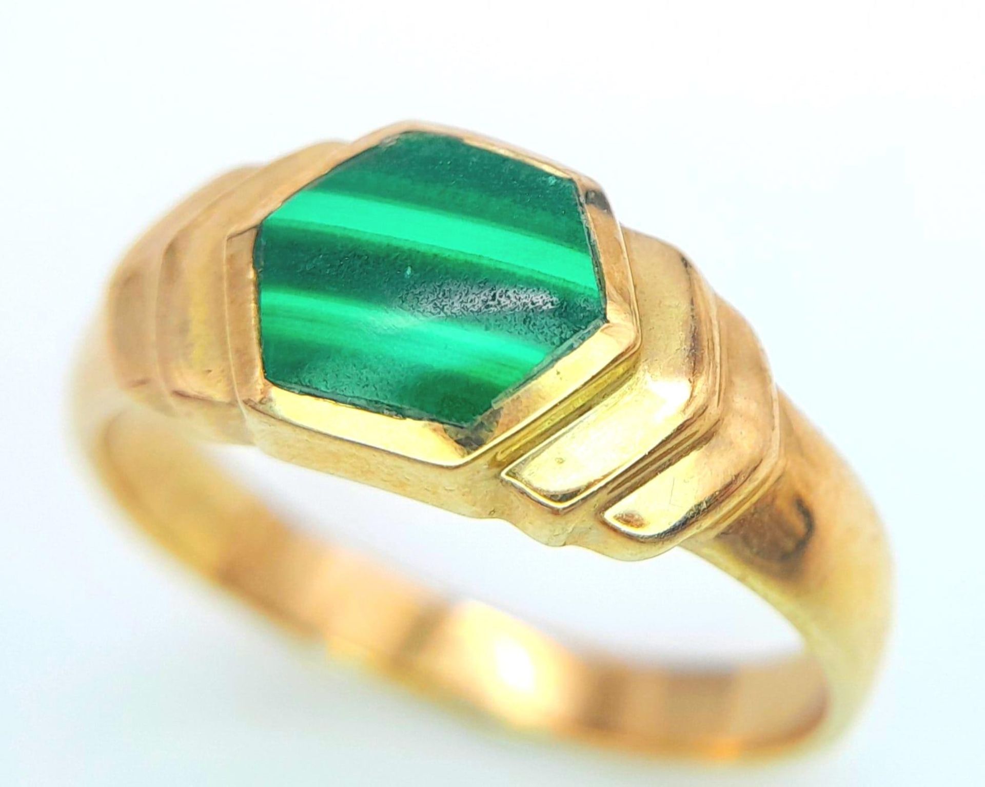 A 9K YELLOW GOLD MALACHITE SET RING. 3.5G. SIZE S. - Bild 4 aus 6