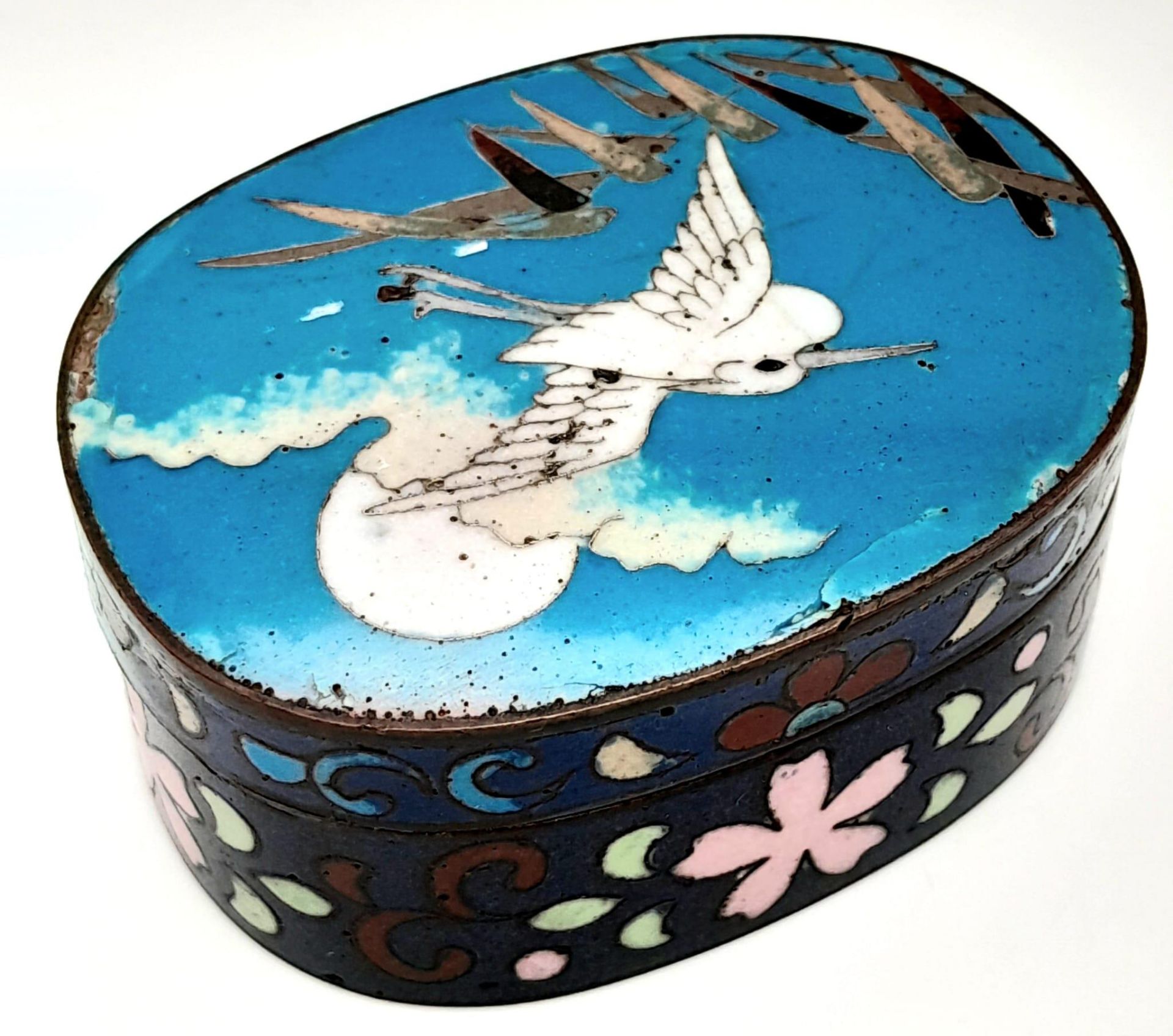 An Elegant Antique Chinese Cloisonne Pill Pot. Wonderful decoration depicting a crane in flight. 3cm - Image 3 of 5