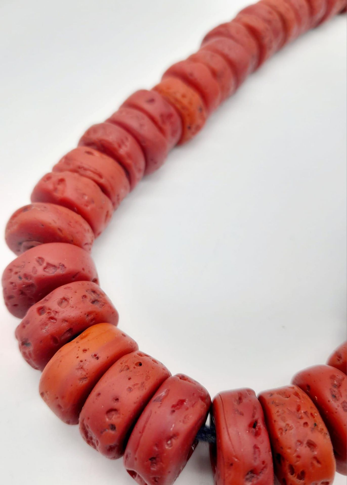 A Red Coral Rondelle Necklace. 44cm. - Bild 4 aus 5