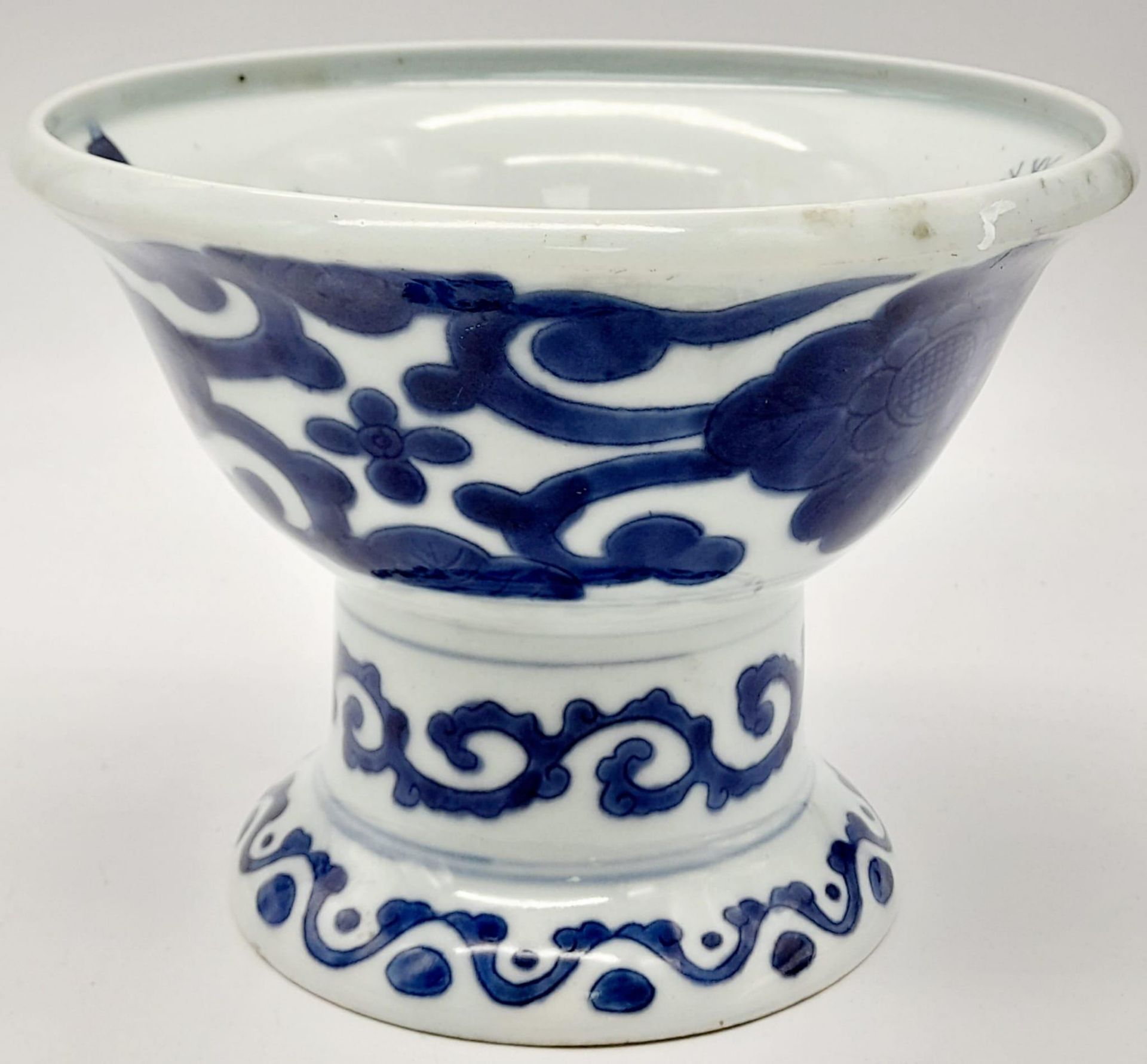 An Antique (Mid 19th century) Blue and White Large Tazza. Wonderful decoration depicting a large - Bild 7 aus 7
