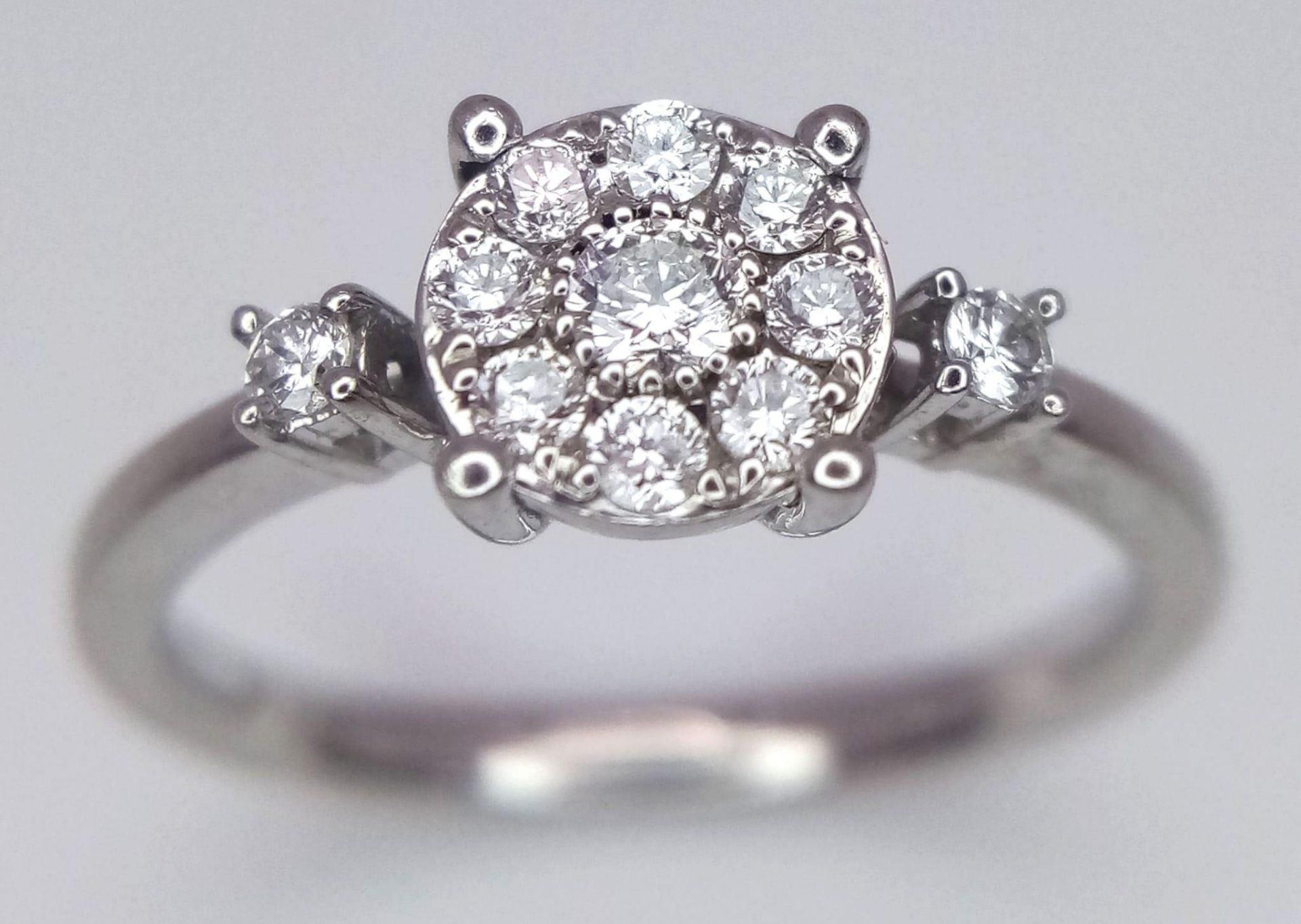 A 9 K white gold ring with a diamond cluster and a single diamond at the top of each shoulder, size: - Bild 2 aus 4