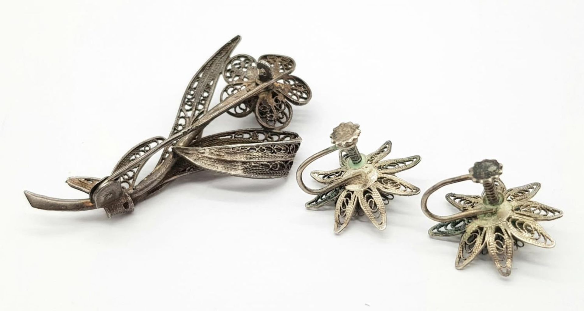 A matching set of sterling silver floral filigree brooch and a pair of screw earrings. Total - Bild 2 aus 3