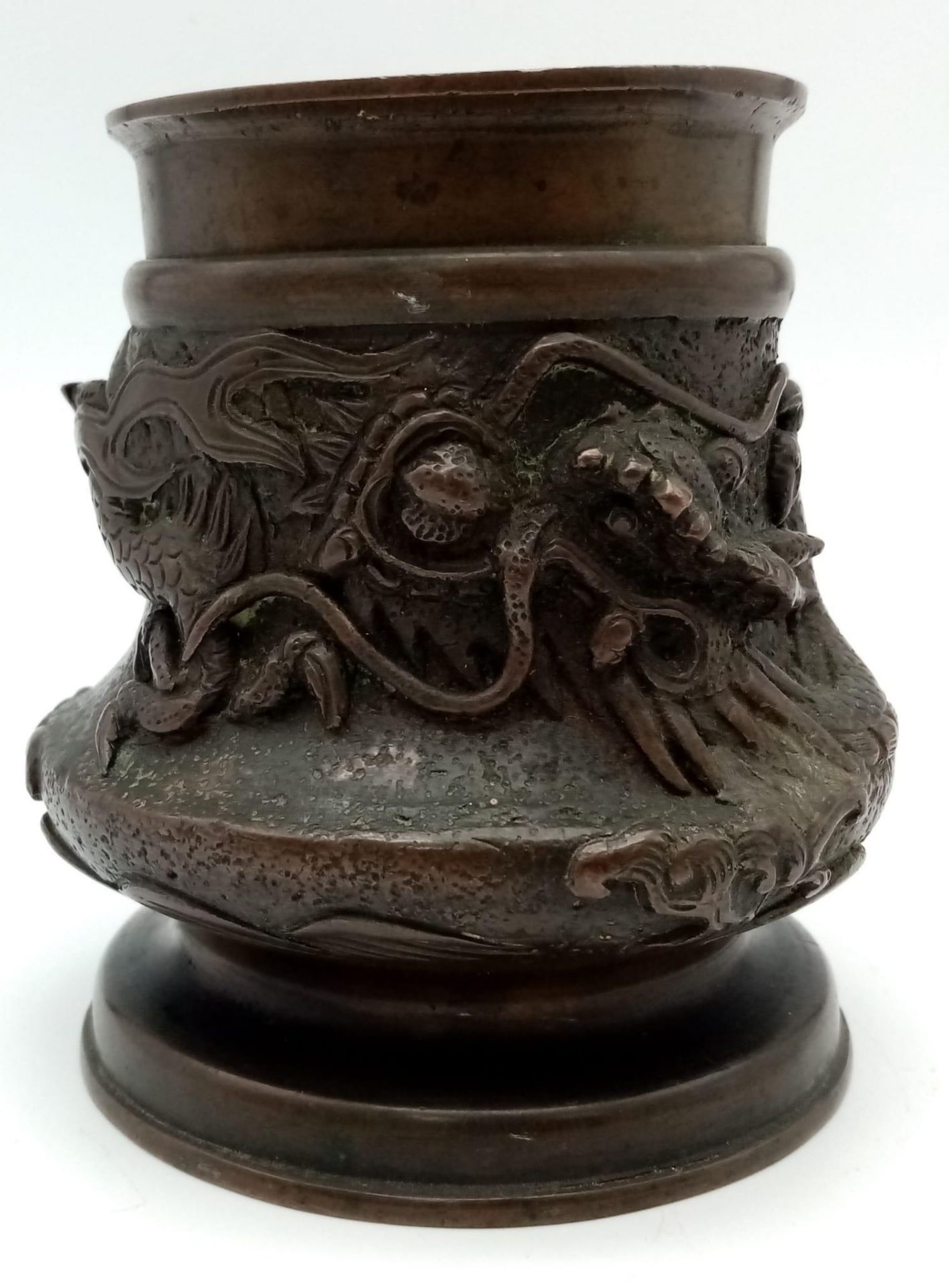 A Visually Stunning Antique Chinese Bronze Brush Pot - With wonderful flowing dragon decoration. - Bild 3 aus 11