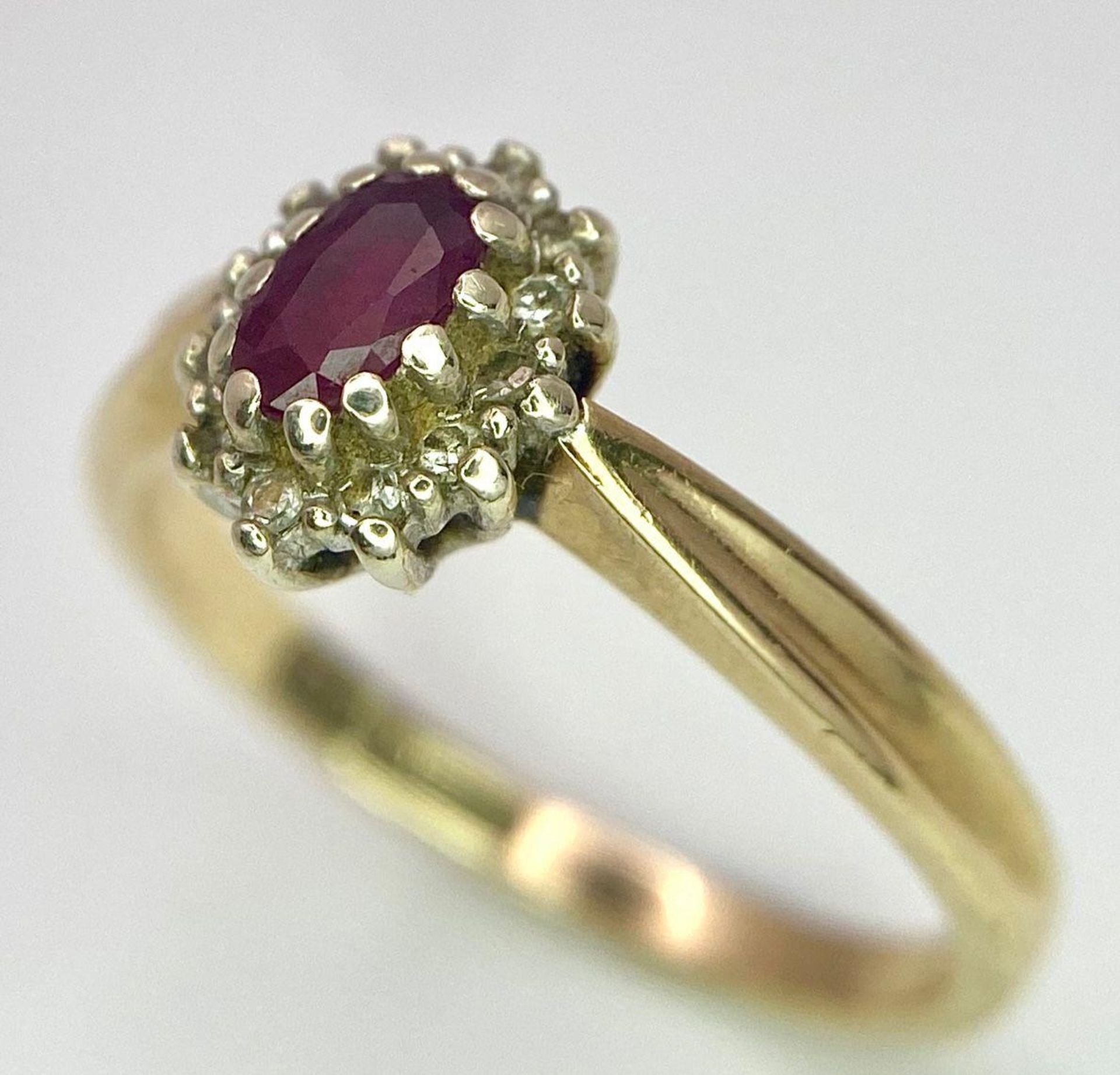 A Vintage 9K Yellow Gold Diamond and Ruby Ring. Central oval diamond with diamond surround. Size - Bild 2 aus 6