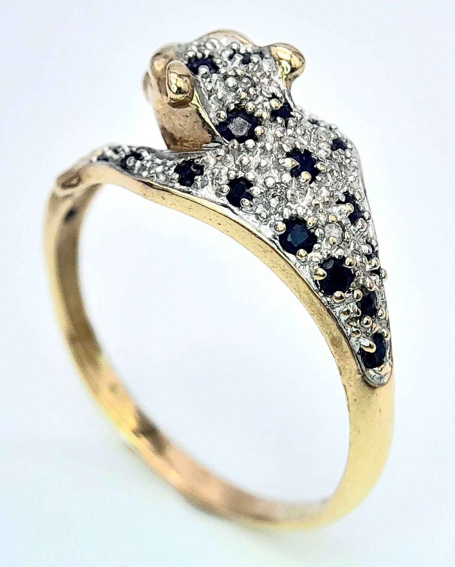 A 9K YELLOW GOLD DIAMOND & SAPPHIRE SET PANTHER RING. 3.2G. SIZE U - Image 4 of 6