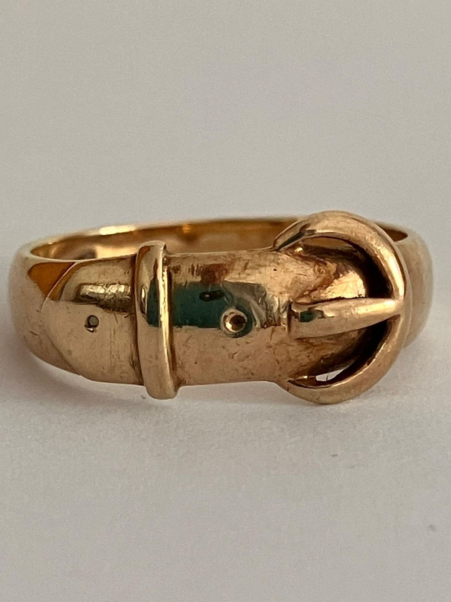 9 carat YELLOW GOLD, BELT & BUCKLE RING. Full UK hallmark. 2.9 grams. Size O.