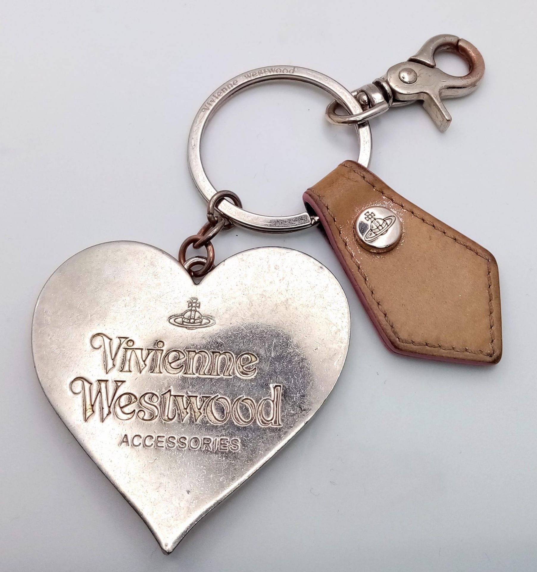 A Vivienne Westwood Decorative Heart Keychain. Ref: 016703 - Bild 2 aus 4