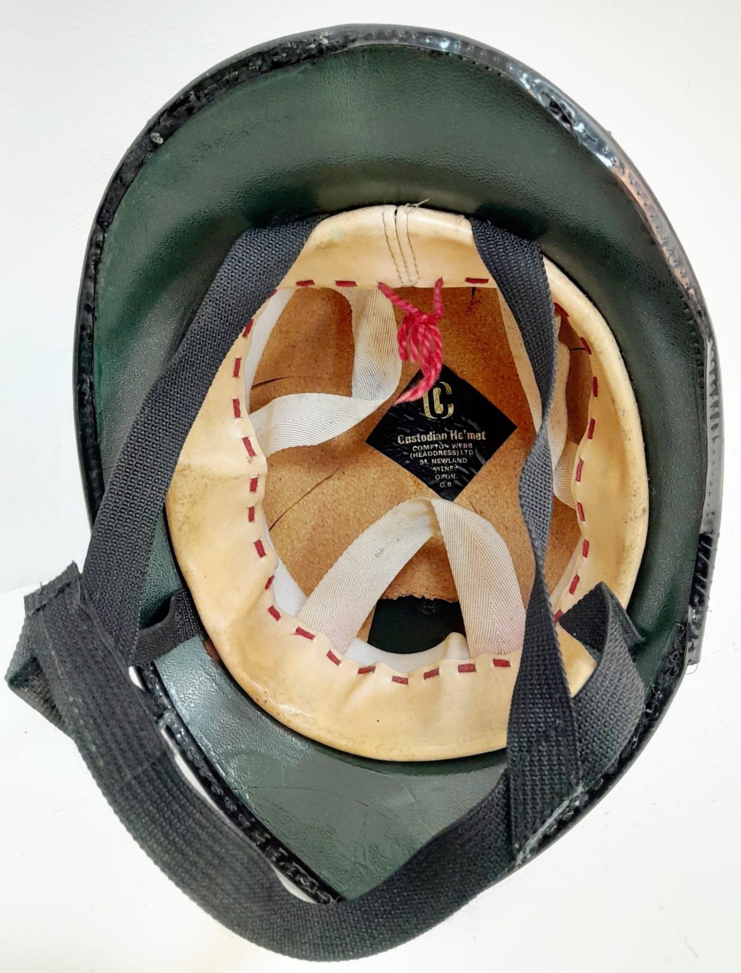 A British Metropolitan Police Helmet. Complete with original badge. - Bild 4 aus 5