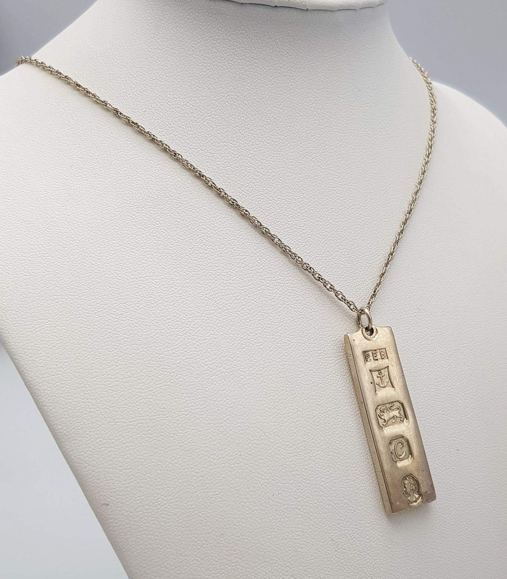 A Hallmarked 1977 (Jubilee Year) Silver Ingot Pendant Necklace. Pendant Measures 4.5cm Length on - Image 3 of 4