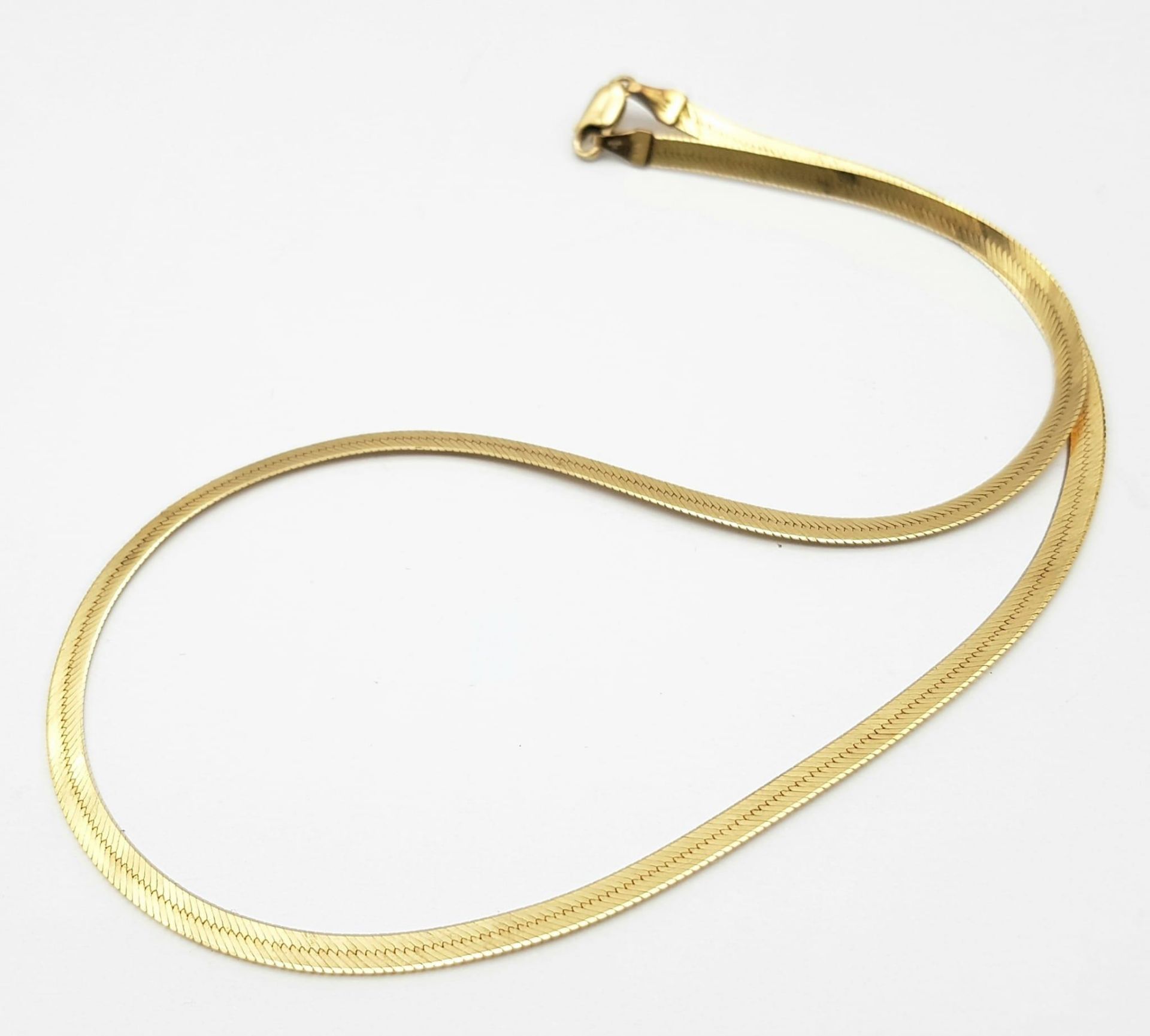 An Italian 9K Yellow Gold Herringbone Necklace. 40cm. 4.6g weight. - Bild 3 aus 5