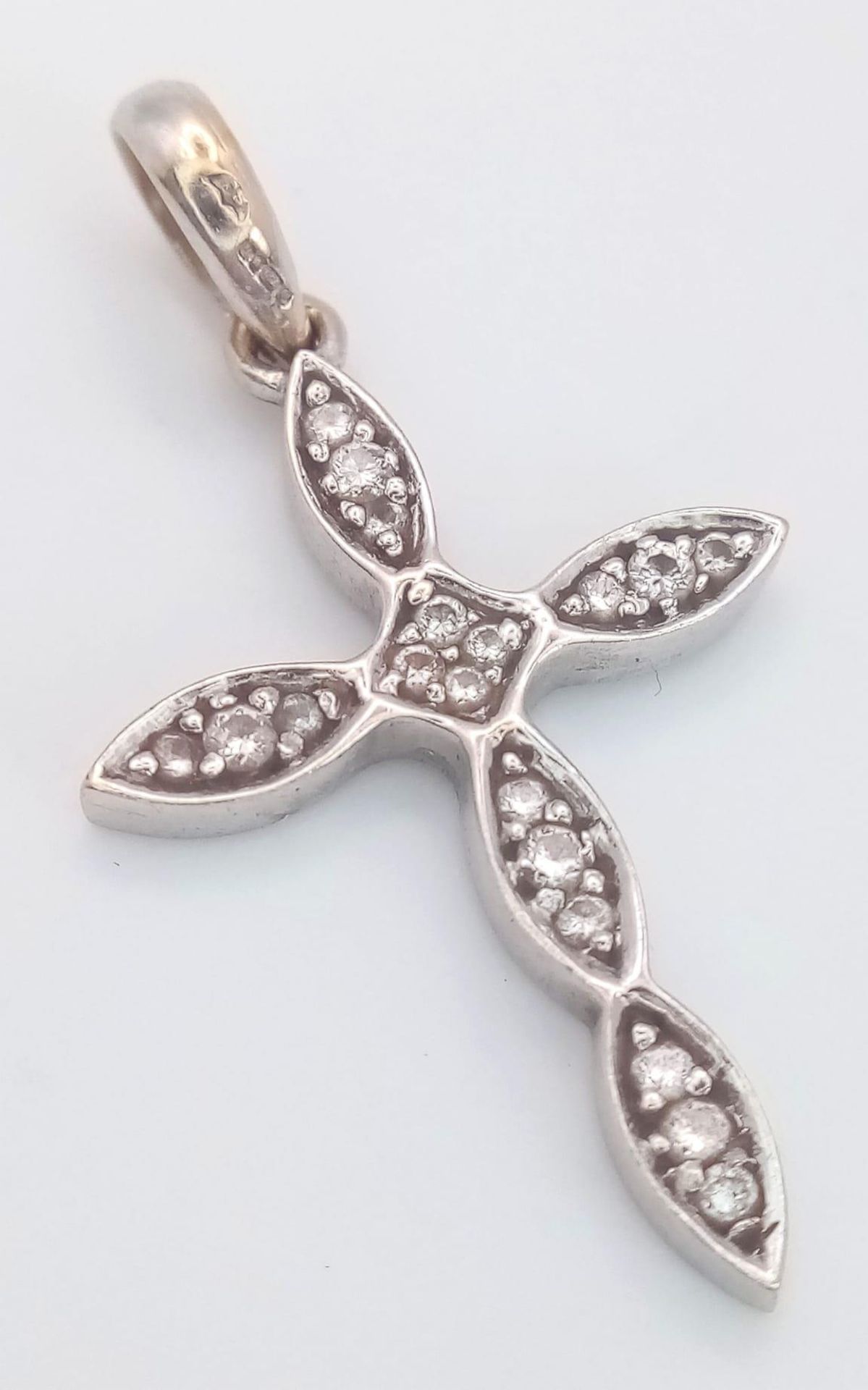 An 18K 2 Colour Diamond Set Cross Pendant. 3.2cm length, 2.7g total weight. Ref: SC 7078 - Bild 2 aus 4