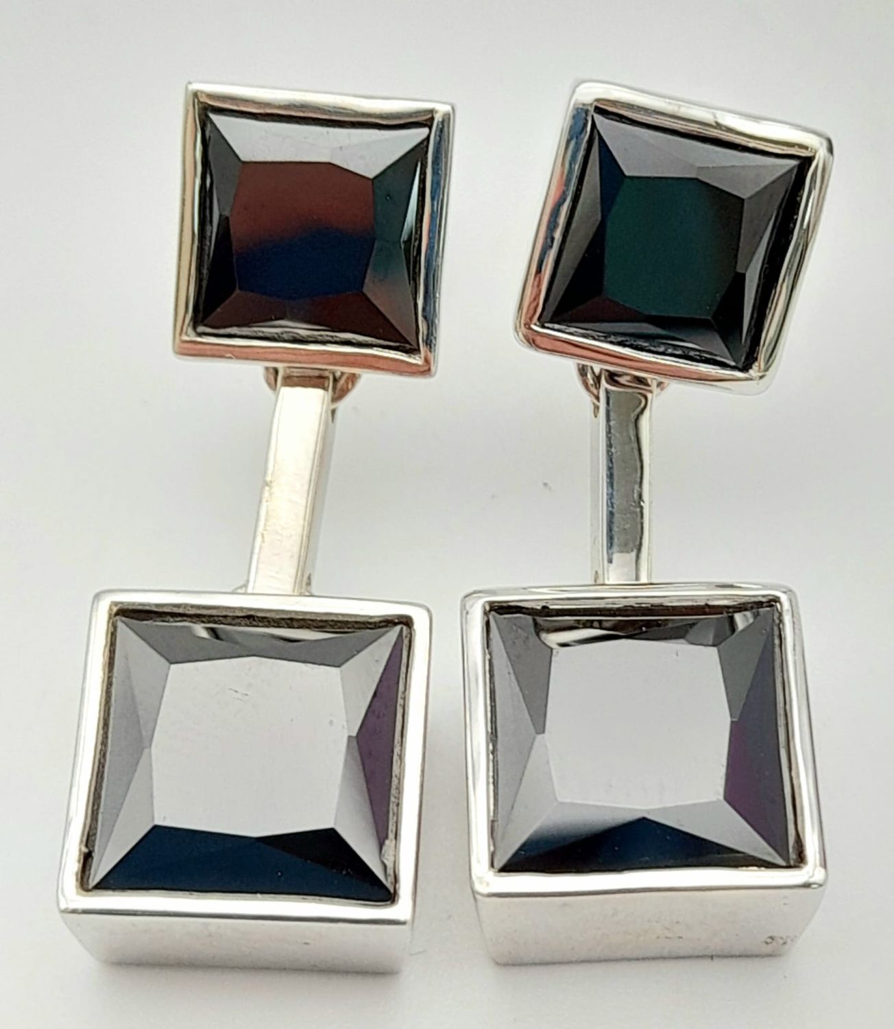 A MODERNIST DESIGNED PAIR OF STERLING SILVER STONE SET DROP EARRINGS, WEIGHT 14.4G - Image 3 of 12