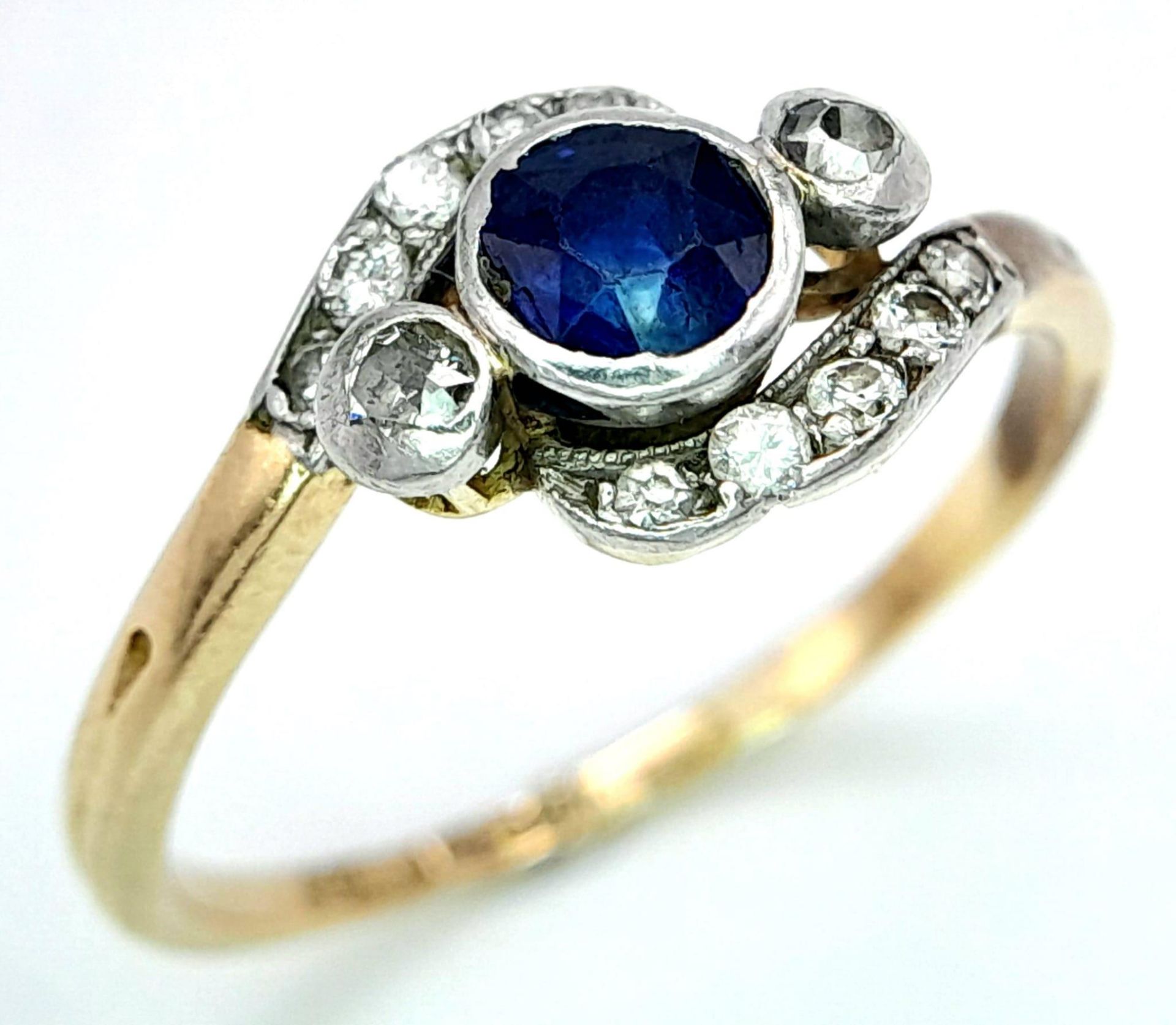 AN 18K YELLOW GOLD VINTAGE OLD CUT DIAMOND & SAPPHIRE RING. 2.5G. SIZE O. - Image 7 of 11