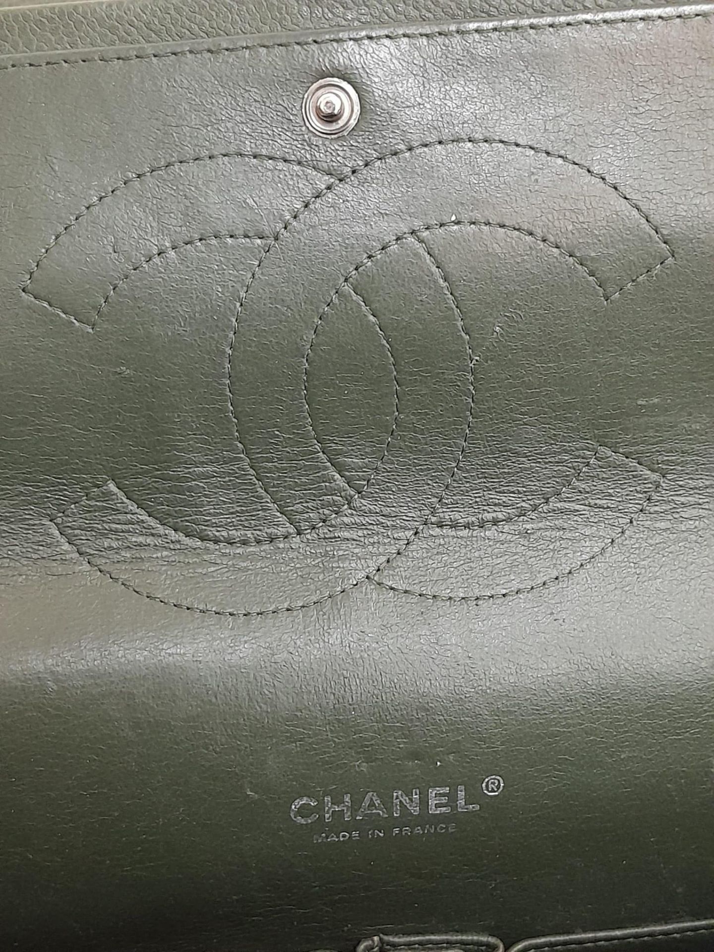 A Chanel Green Jumbo Classic Double Flap Bag. Quilted leather exterior with silver-toned hardware, - Bild 12 aus 14