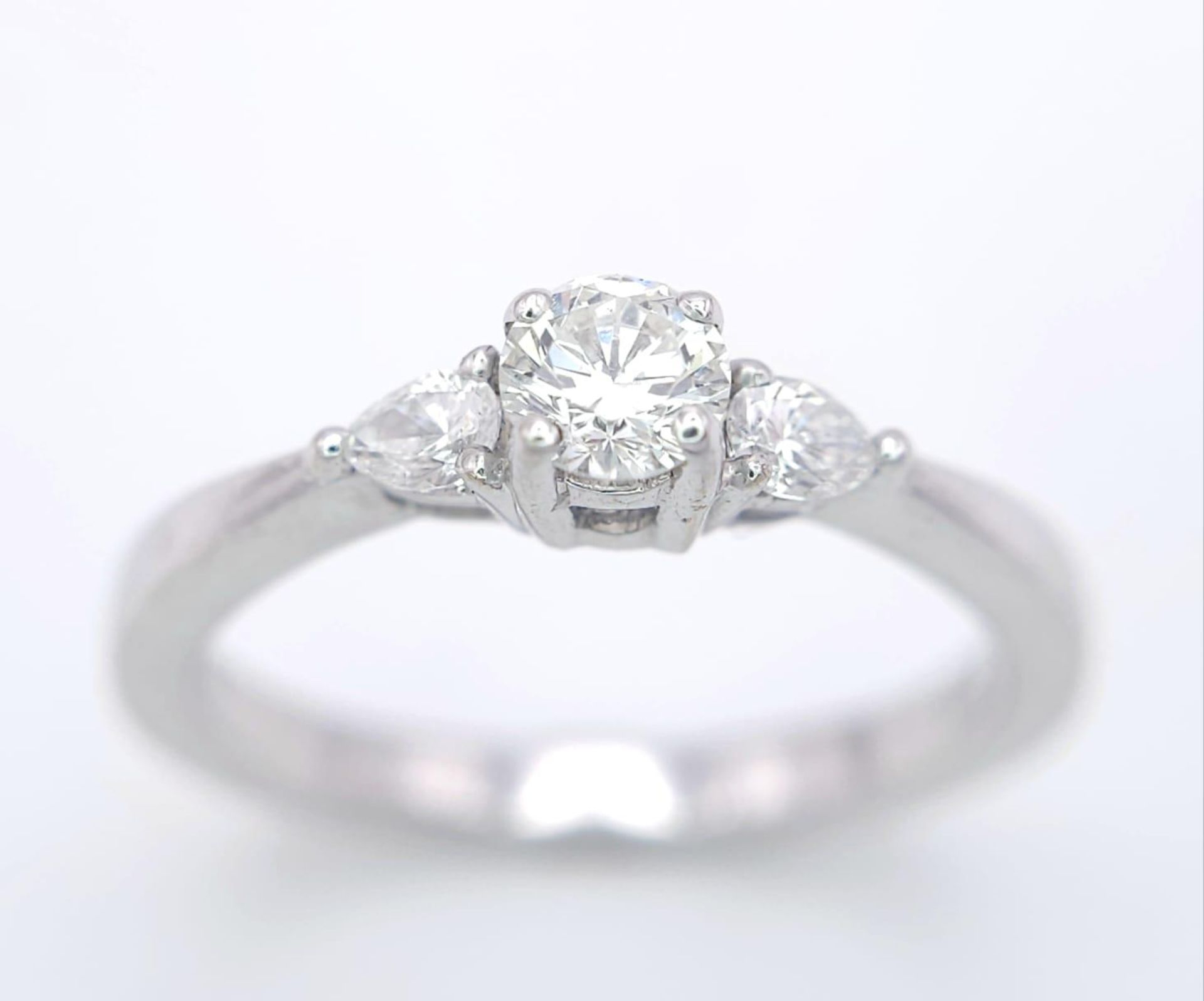 AN 18K WHITE GOLD DIAMOND RING WITH PEAR SHAPED DIAMOND ACCENTS ON SHOULDERS. 0.40CTW OF PEAR SHAPED - Image 2 of 7