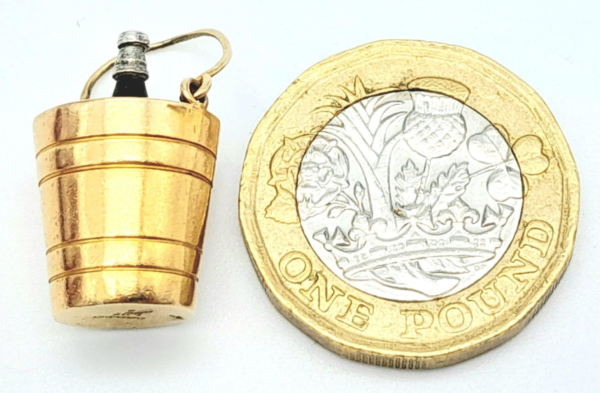 A 9K Yellow Gold Champagne Bucket with a Champagne Bottle Inside Charm. 2.5cm length, 1.9g total - Image 4 of 5